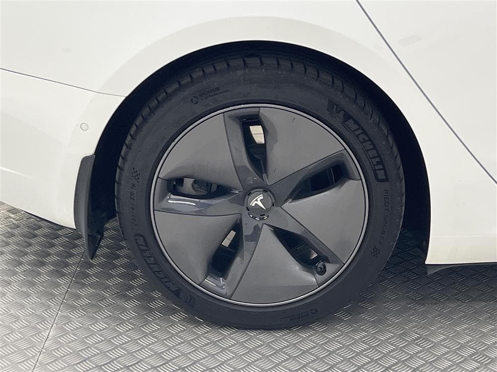Tesla Model 3 Standard Range Plus 258hk Svensksåld Autopilotinteriör