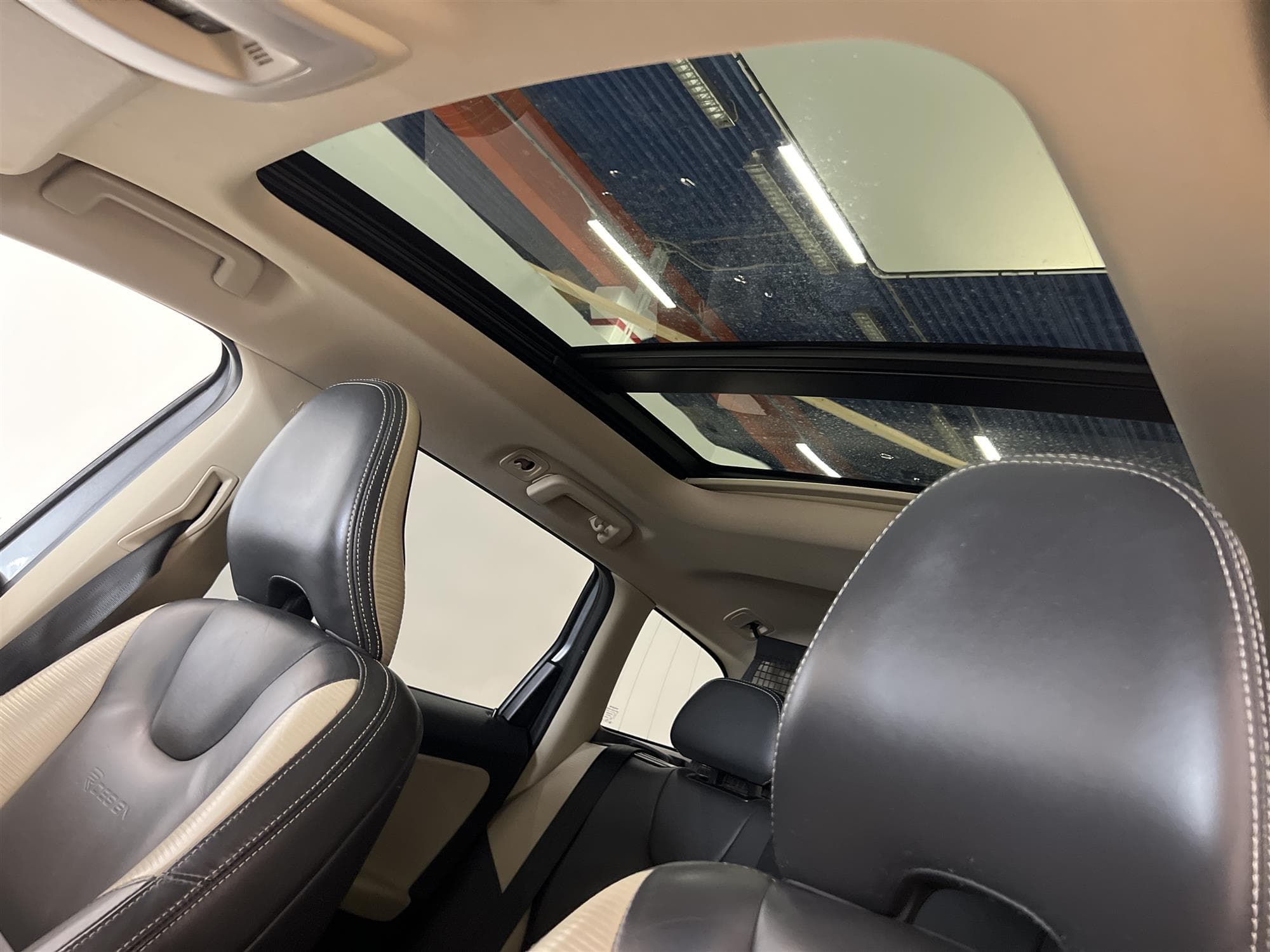 Volvo XC60 D4 AWD 163hk R Design Voc D-Värm Pano Navi BLIS