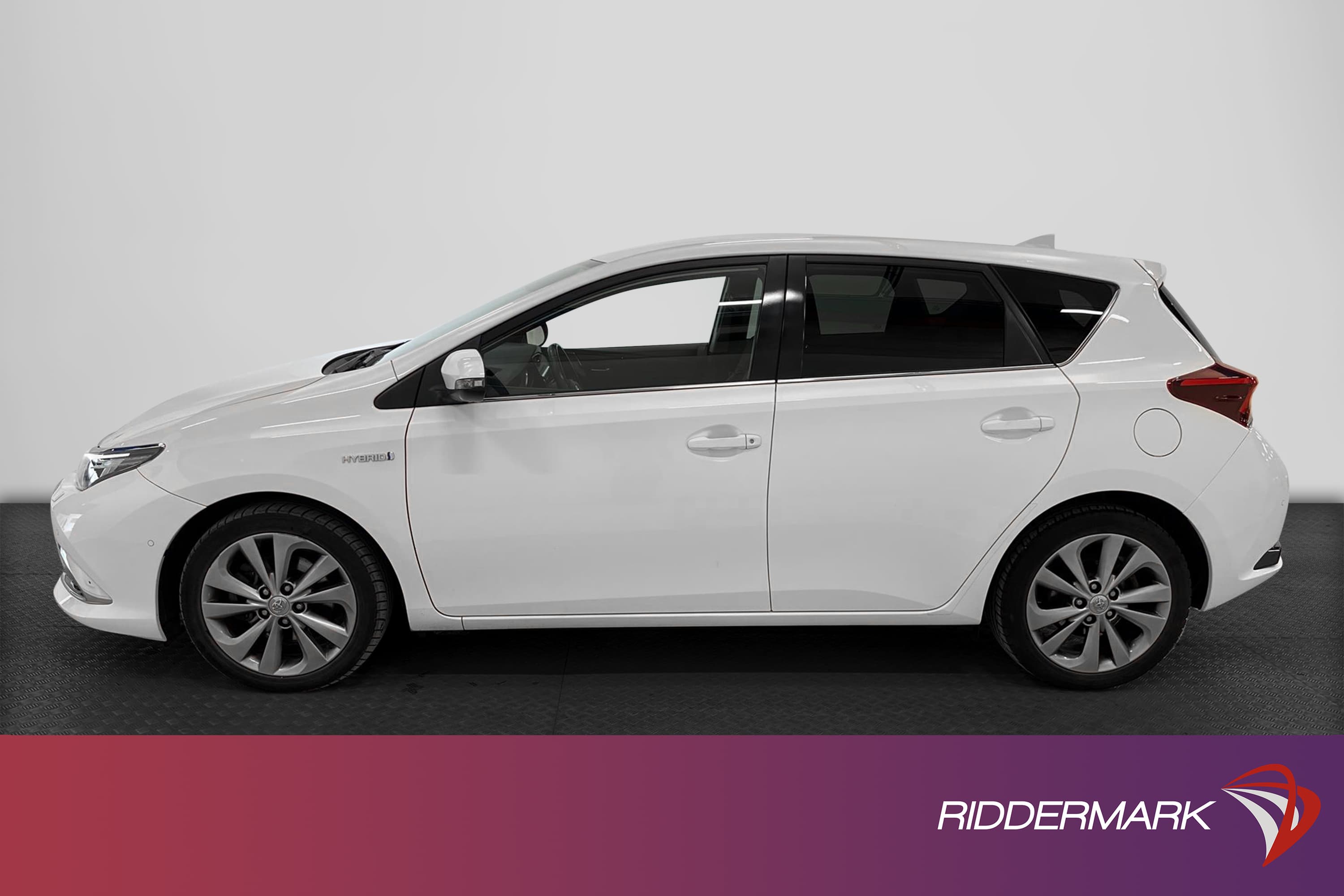 Toyota Auris Hybrid e-CVT 136hk B-Kam