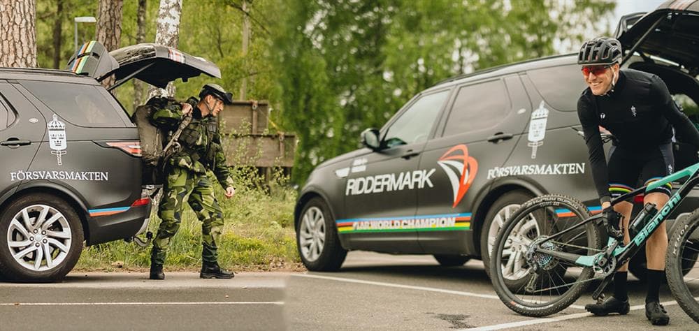 Riddermark inleder samarbete med Försvarsmaktens VM-medaljör John Karlsson. 