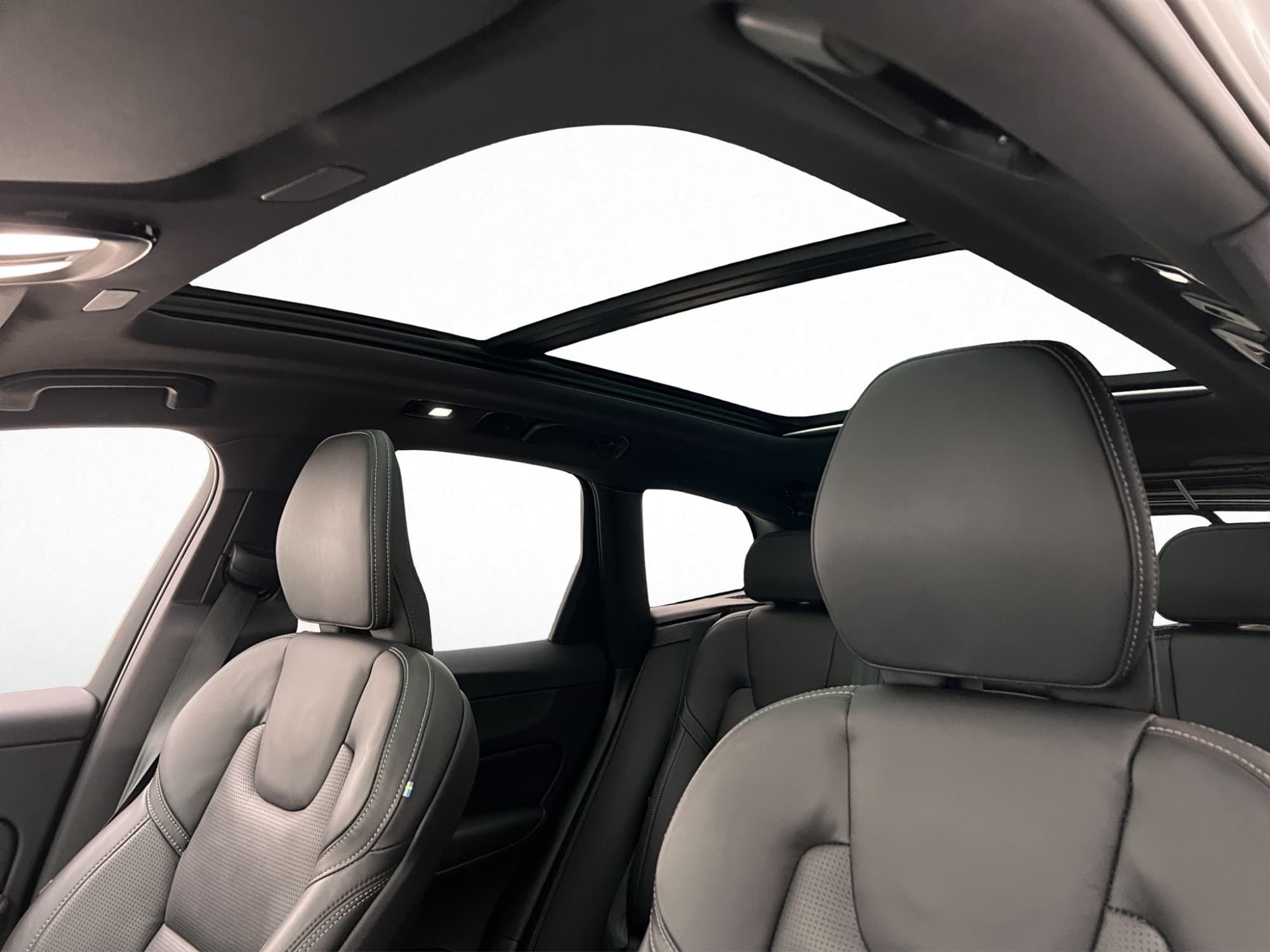 Volvo XC60 Recharge T8 AWD Black Edt Ultimate Pano B&W MOMS