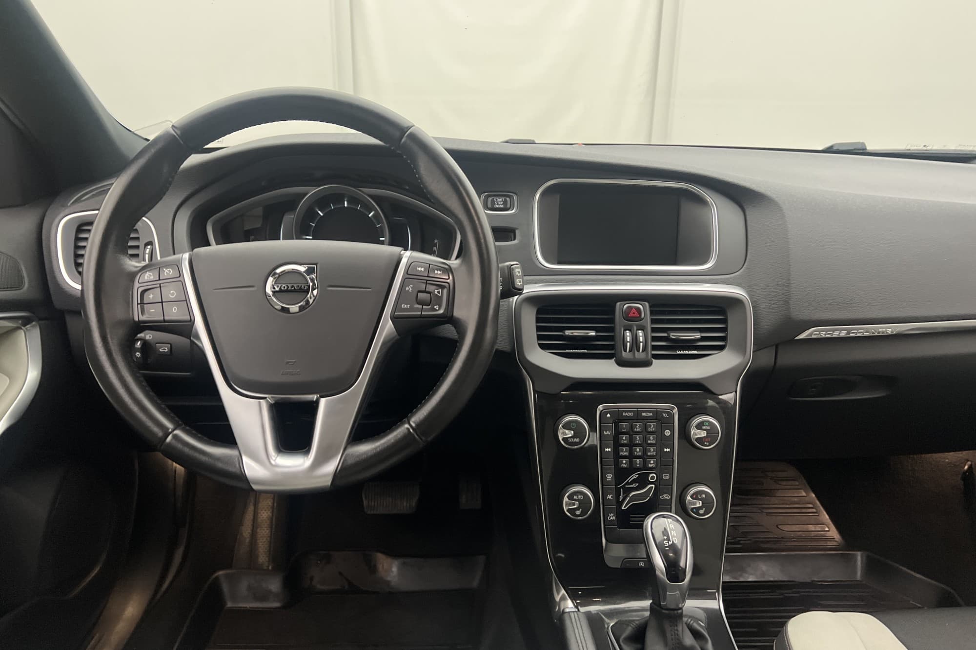 Volvo V40 Cross Country D2 120hk Momentum VOC Värmare Navi