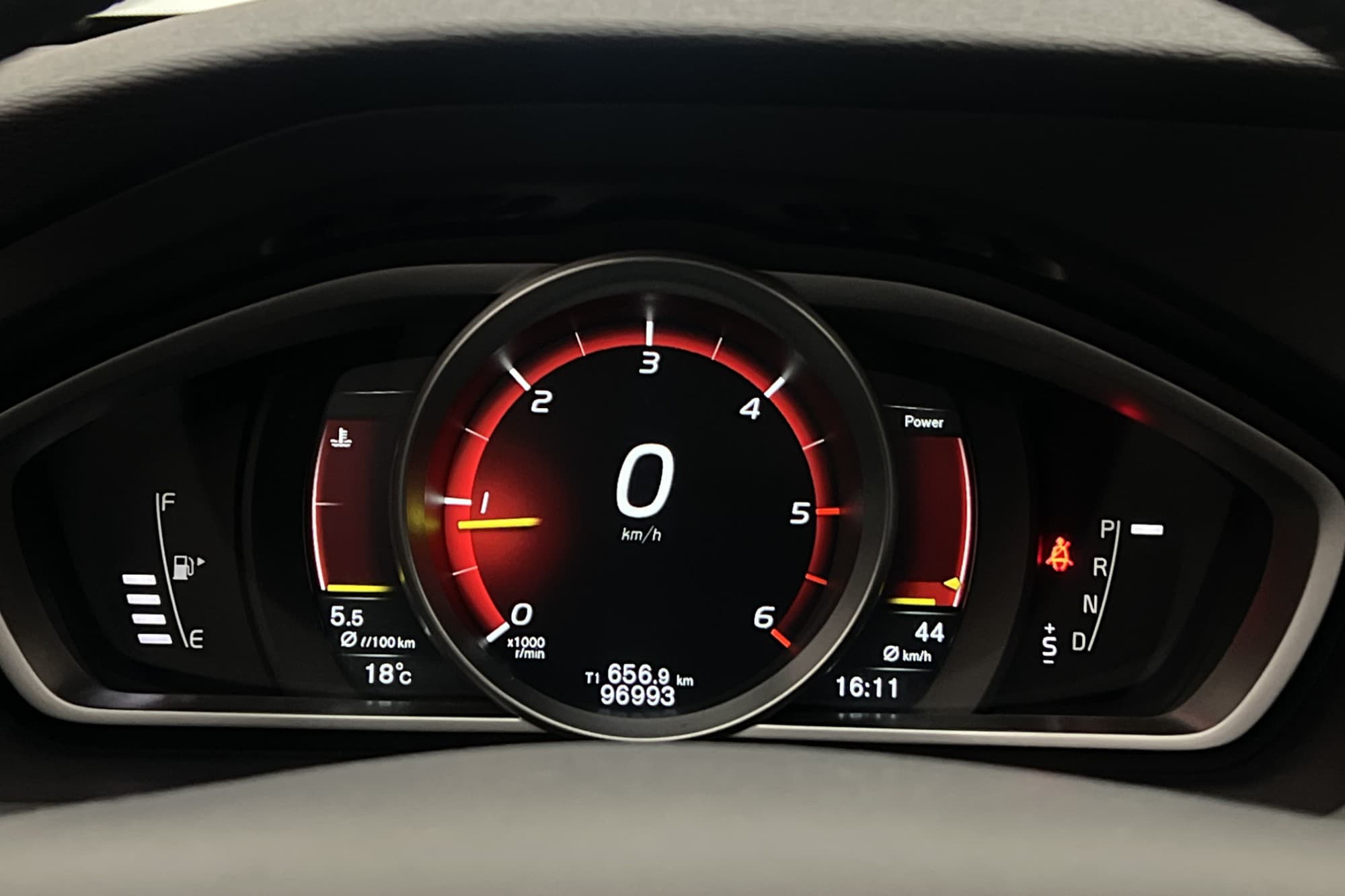 Volvo V40 Cross Country D2 120hk Momentum VOC Värmare Navi