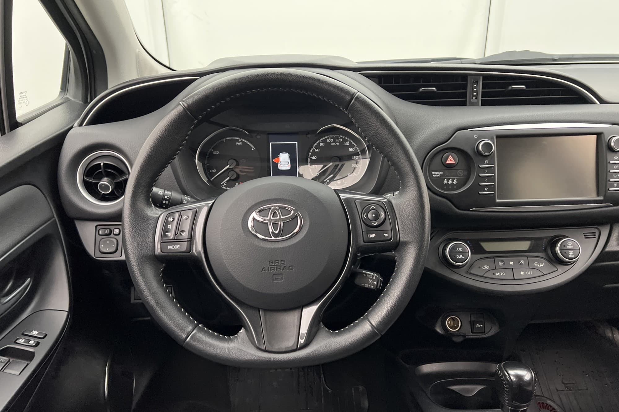 Toyota Yaris Hybrid 101hk Y20 Värmare Kamera Farthållare