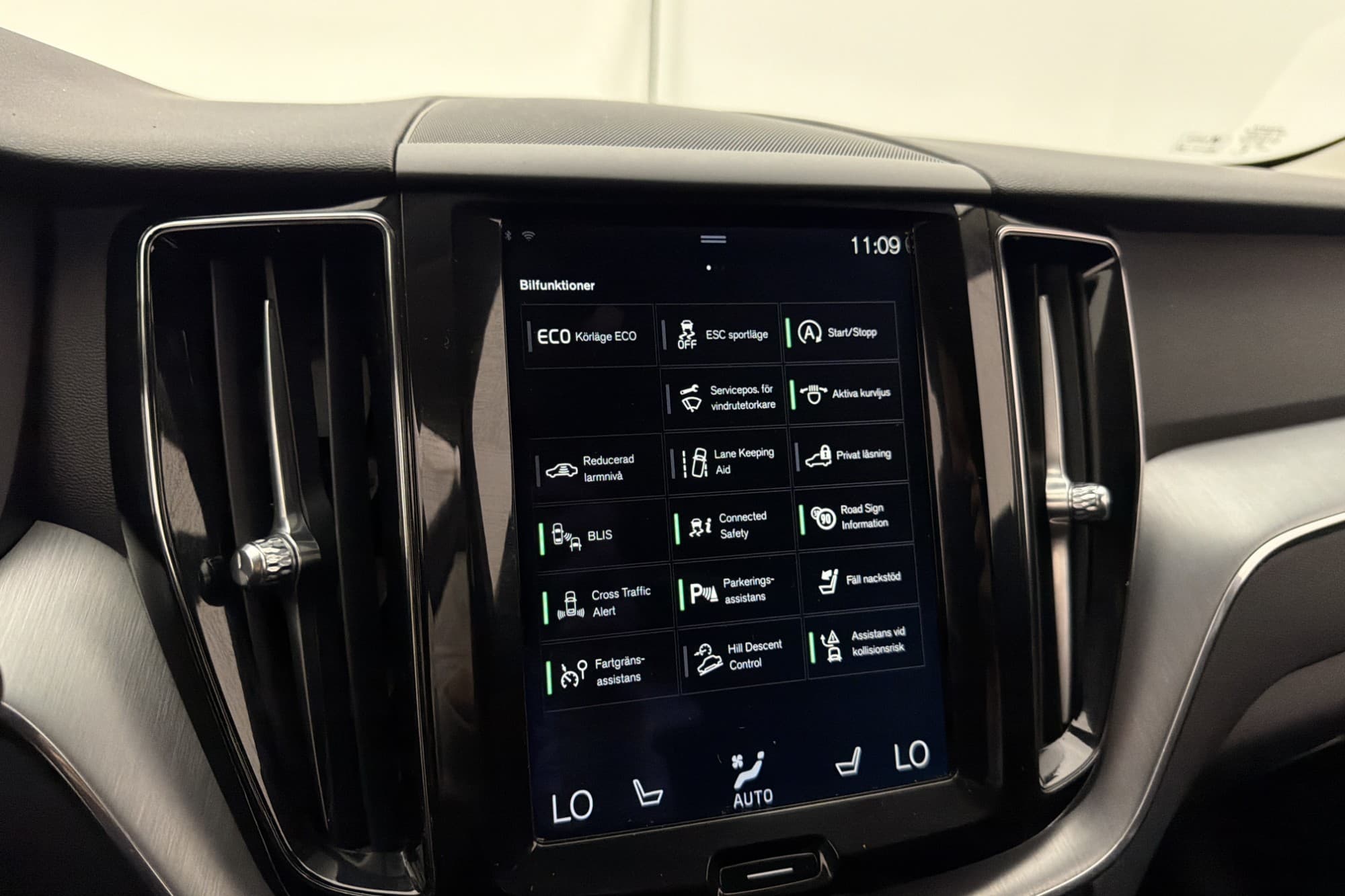 Volvo XC60 D4 AWD Momentum Värm Sensorer CarPlay Rattvärme