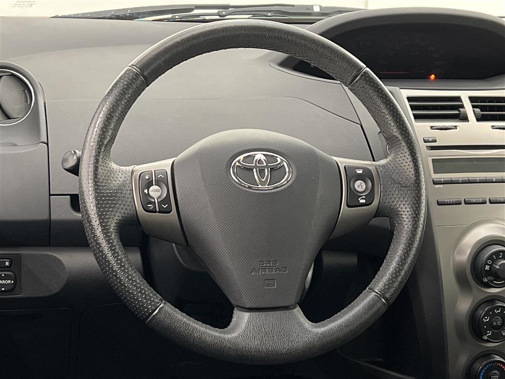 Toyota Yaris 1.33 100hk 1 Brukare Nyservad M-Värm Låga Mil 