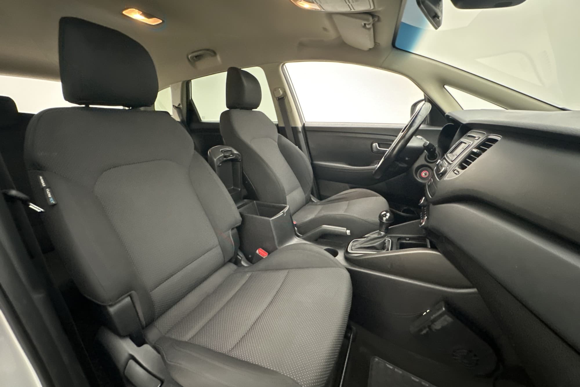 Kia Carens 141hk 7-Sits M&K-Värm P-Sensorer Rattvärme Drag