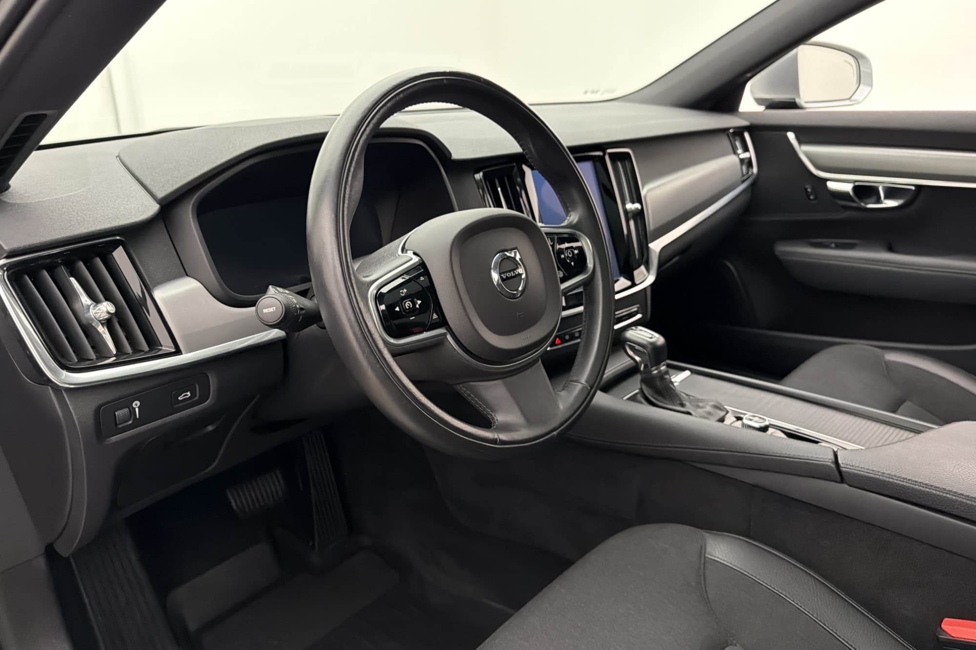 Volvo V90 D4 190hk Momentum VOC D-Värmare Pano