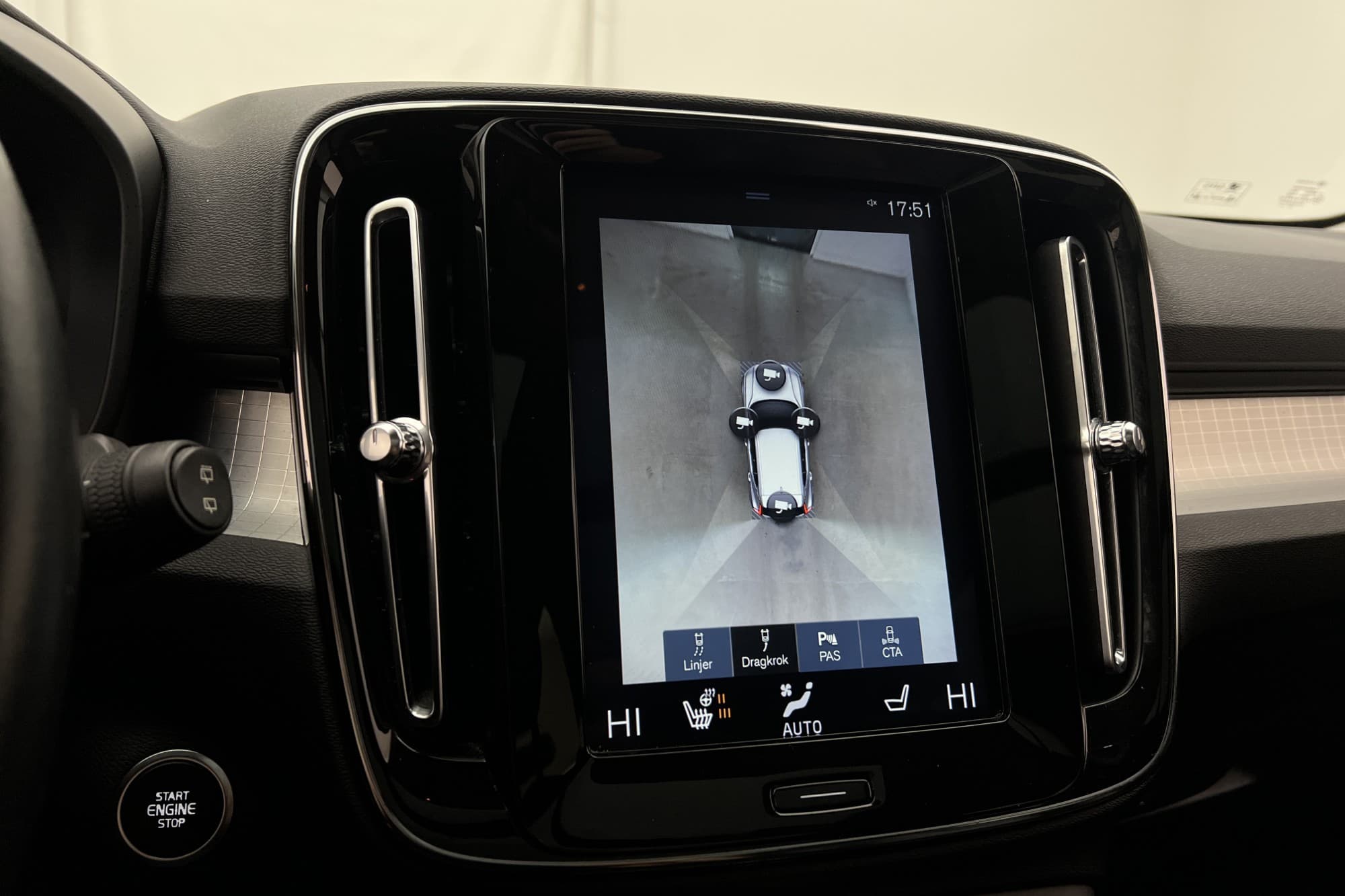 Volvo XC40 T4 AWD Momentum Pro VOC Pano Dragkrok Skinn 360°