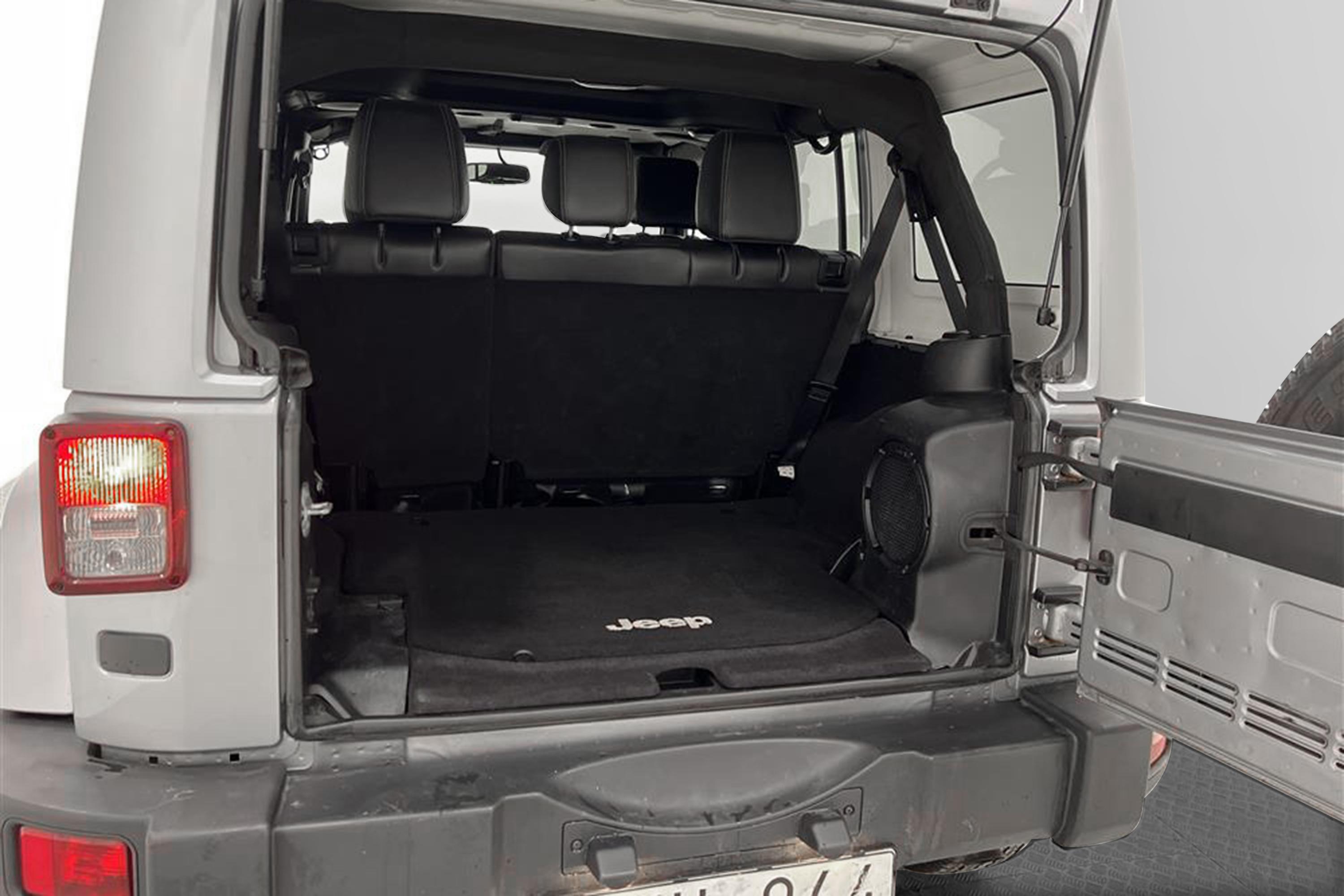 Jeep Wrangler 4WD Unlimited Sahara Edition Skinn Drag Naviinteriör