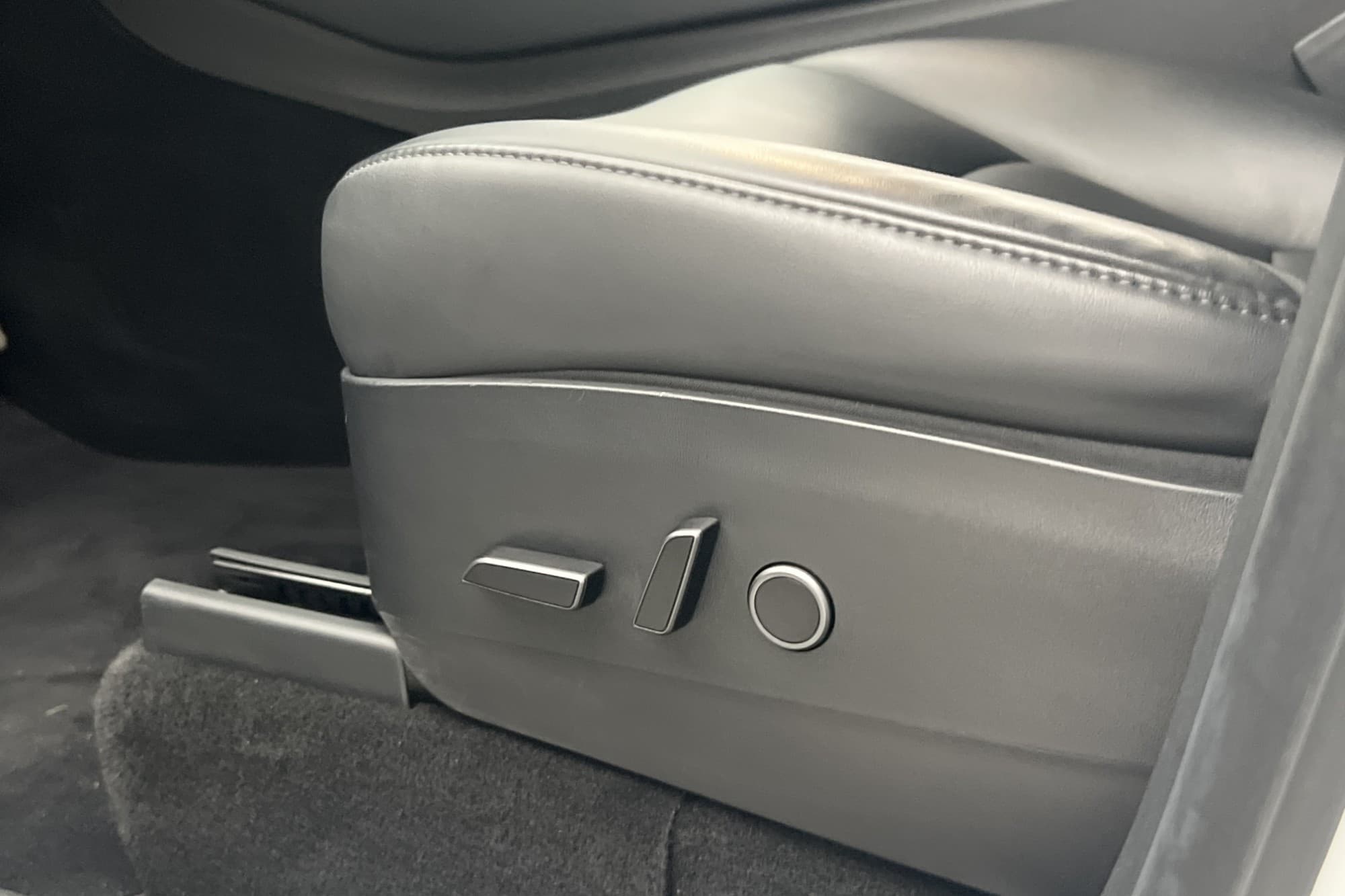 Tesla Model Y Long Range AWD Autopilot Svensksåld MOMS