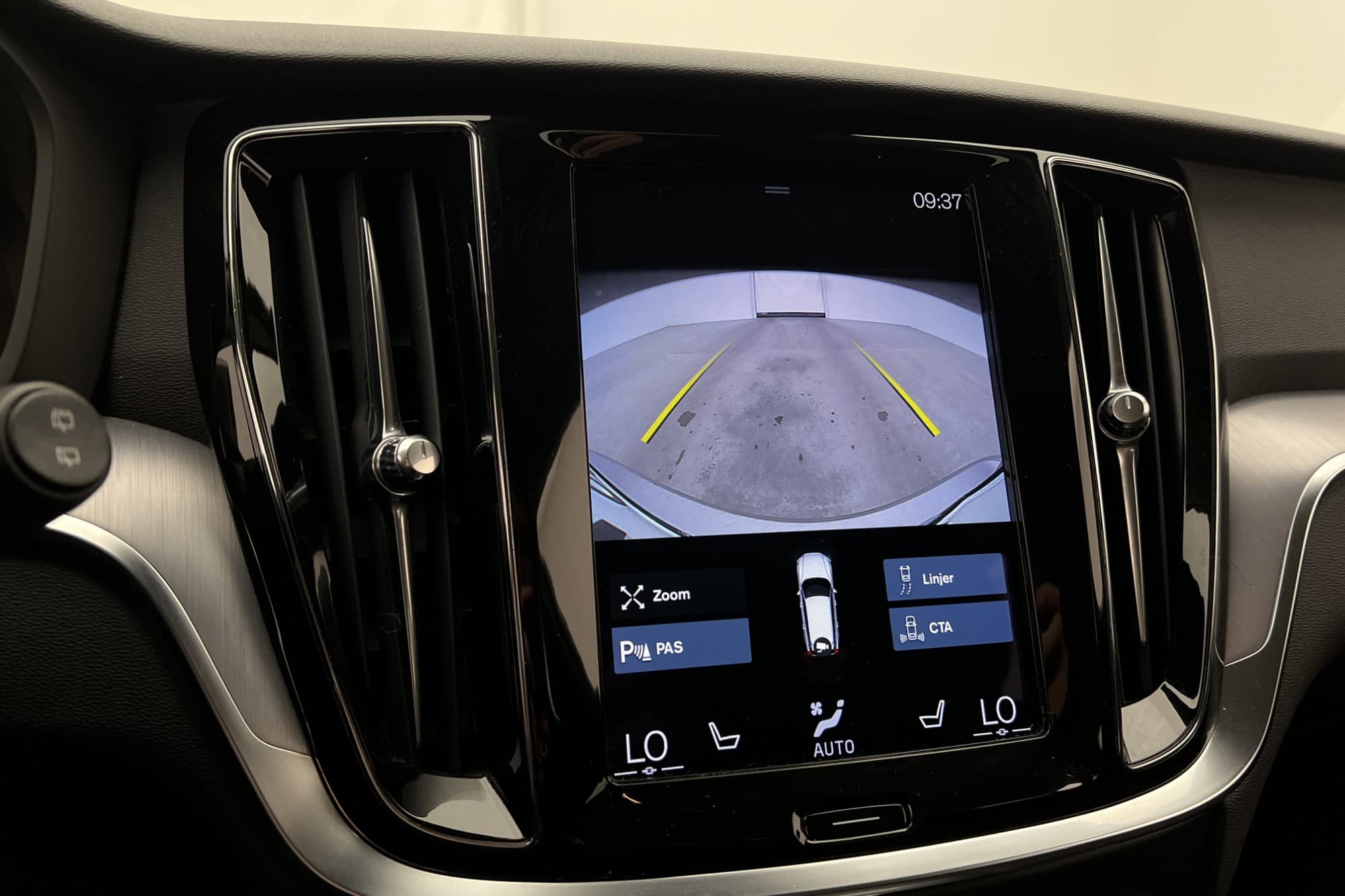 Volvo V60 B4 Momentum Kamera Värm BLIS Keyless CarPlay VOC