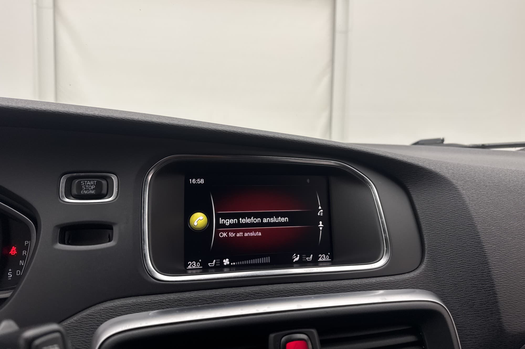 Volvo V40 D3 150hk R-Design VOC Värm Drag Sensorer Halvskinn