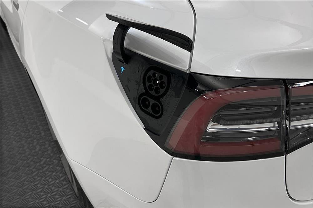 Tesla Model 3 Long Range AWD 440hk Svensksåld Faceliftinteriör