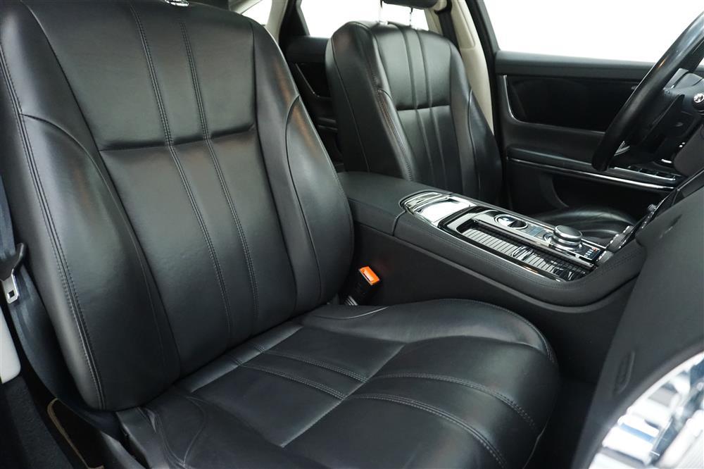 Jaguar XJ 3.0 D 275hk Premium Luxury Pano Navi Backkamerainteriör