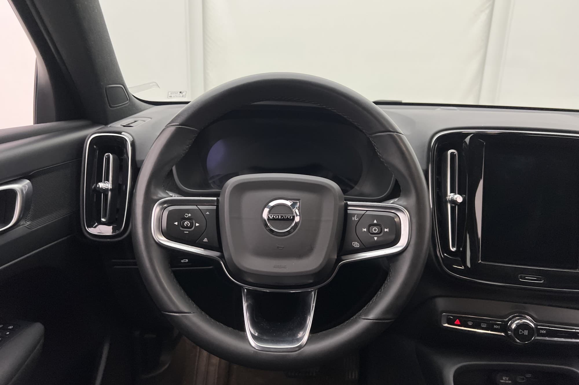 Volvo XC40 Recharge Twin Motor 408hk Core Värmare Drag MOMS