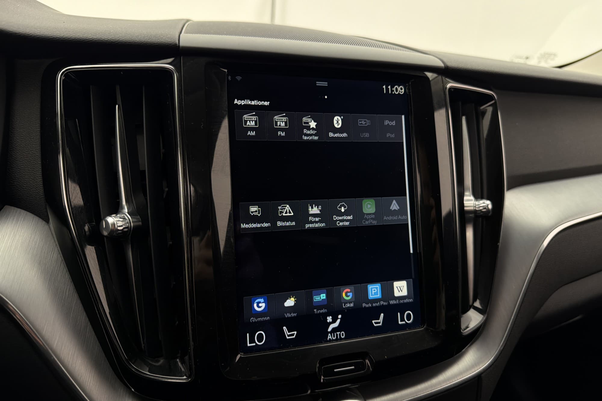 Volvo XC60 D4 AWD Momentum Värm Sensorer CarPlay Rattvärme