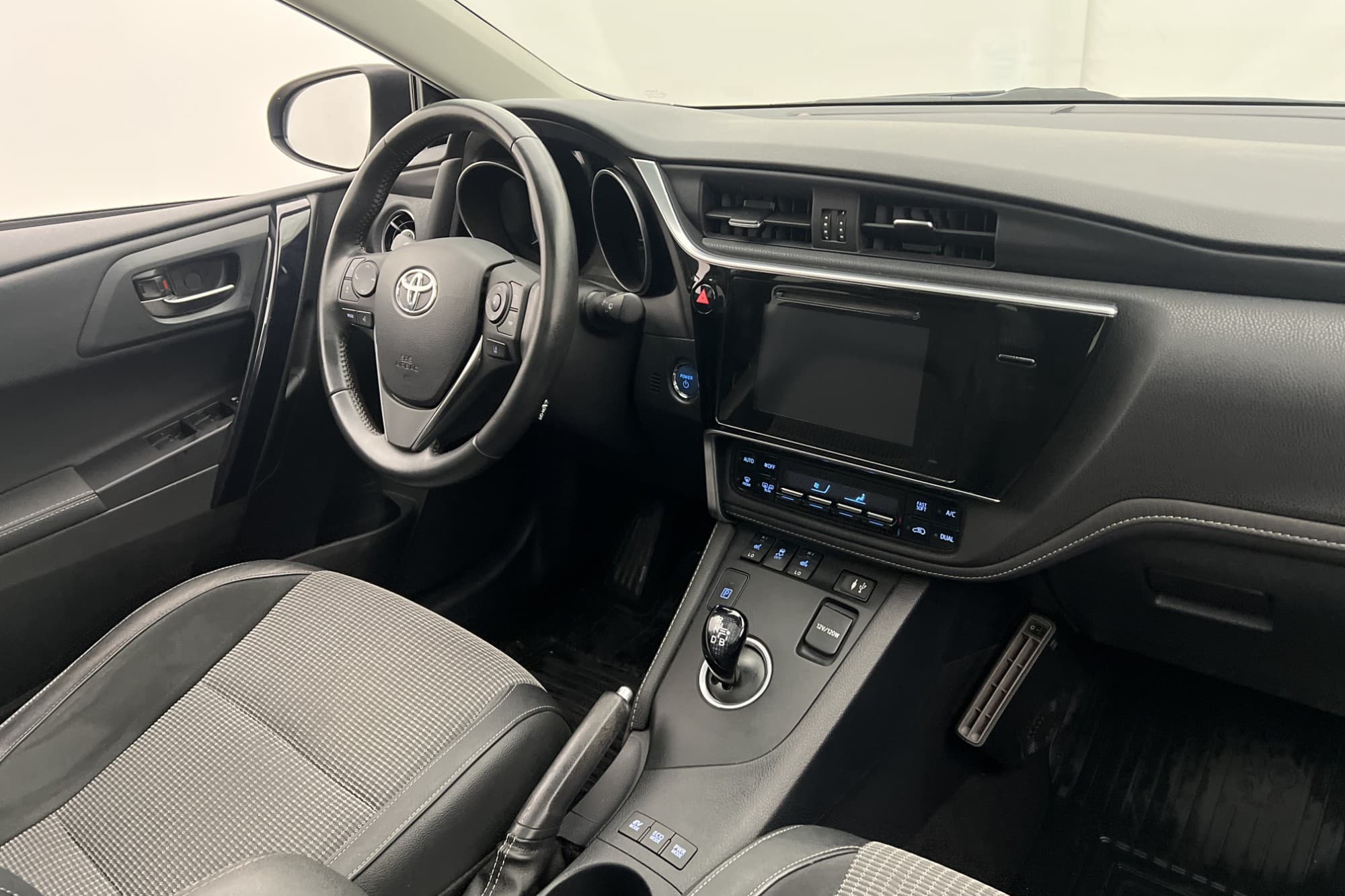 Toyota Auris Touring Sports Hybrid Executive Värmare Pano