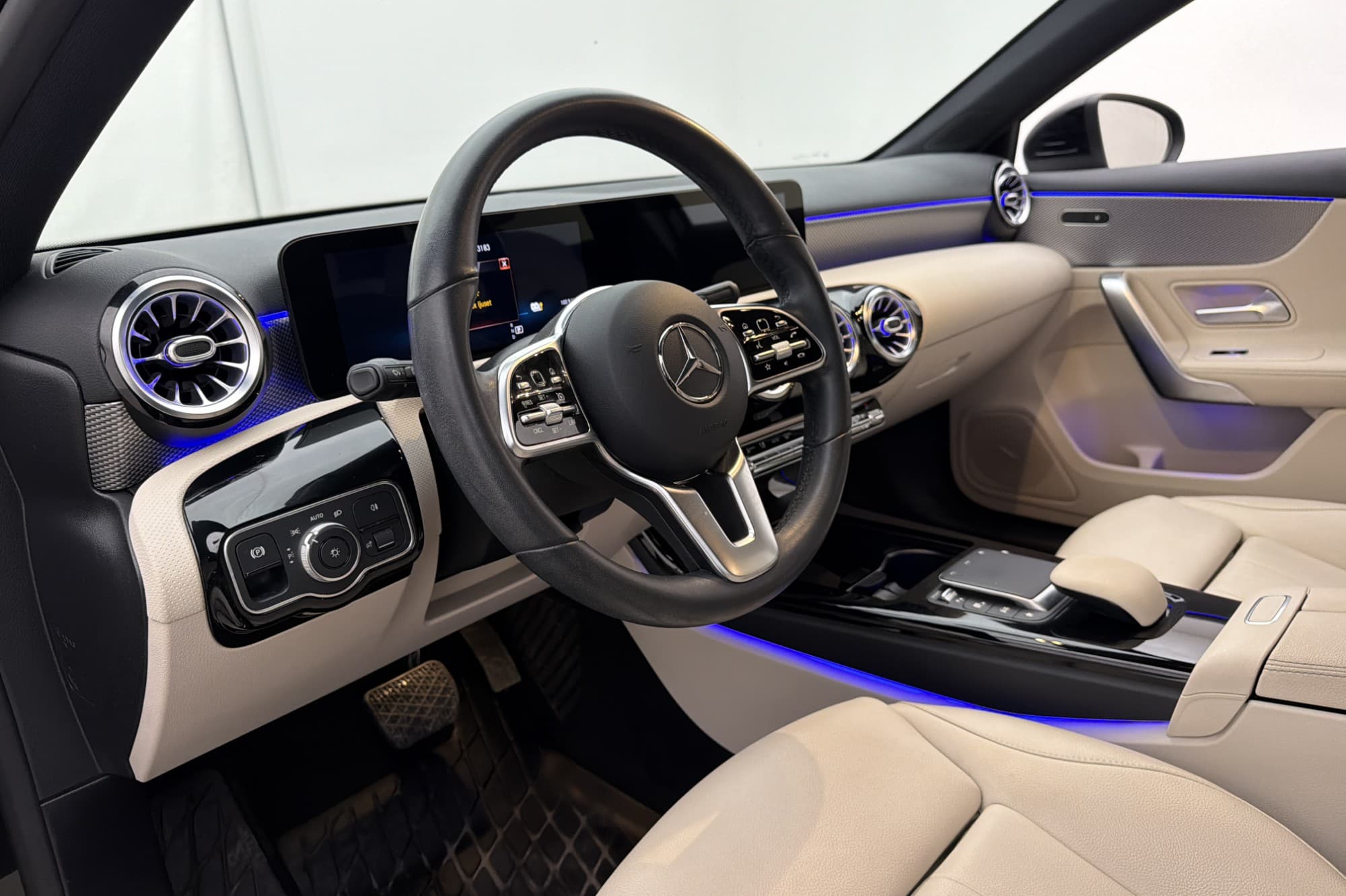 Mercedes-Benz A 250E Värmare Wide Kamera CarPlay Skinn MOMS
