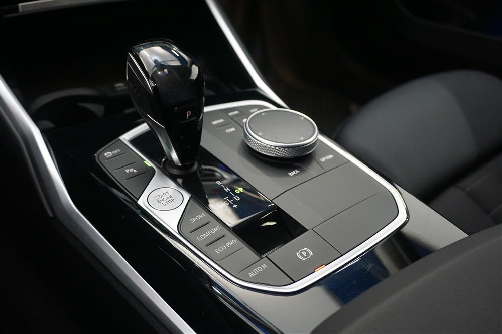 BMW 320d xDrive Sedan GPS Cockpit Ambient PDC 0,43l/milinteriör