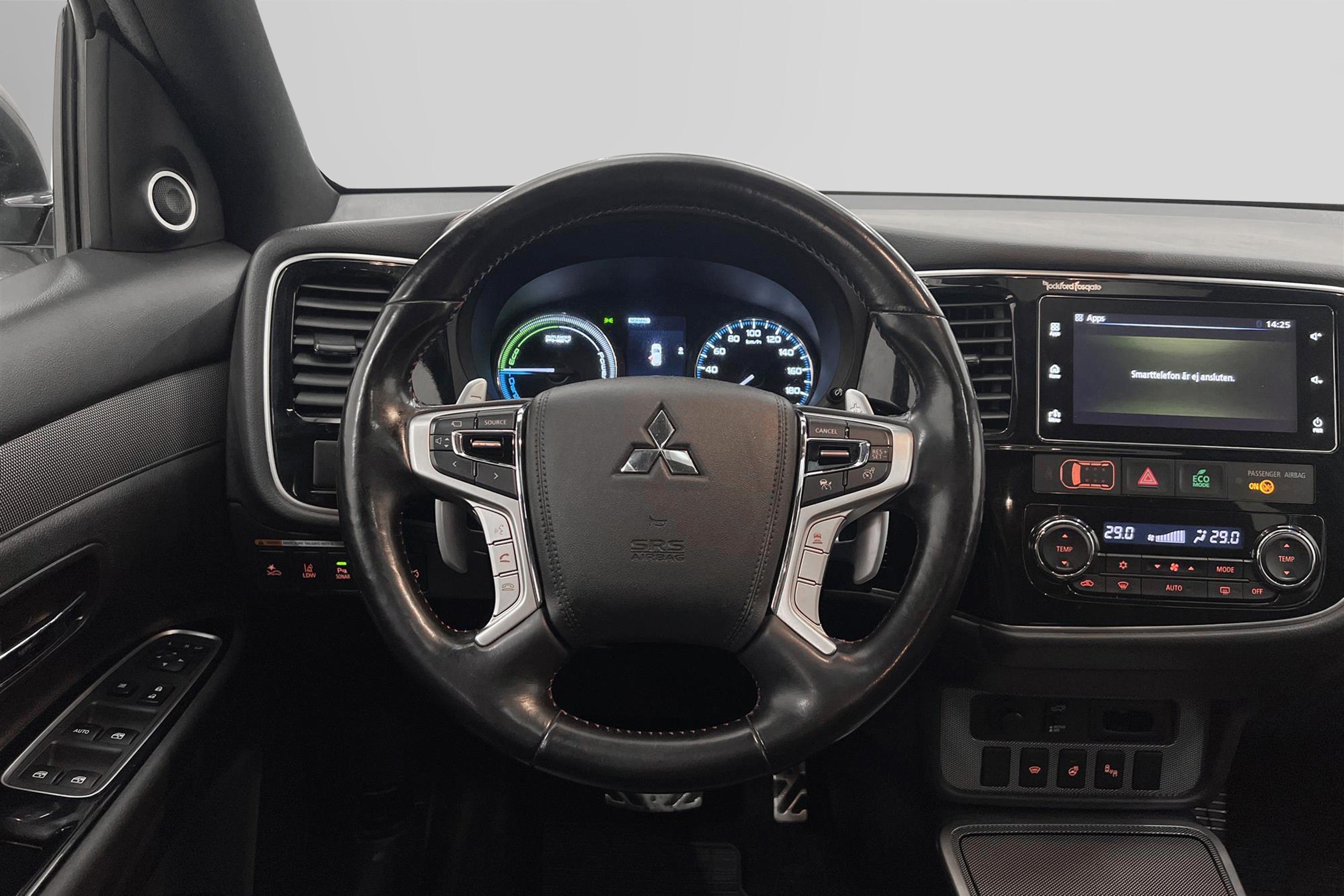 Mitsubishi Outlander P-HEV 4WD 360° Drag Taklucka Carplayinteriör