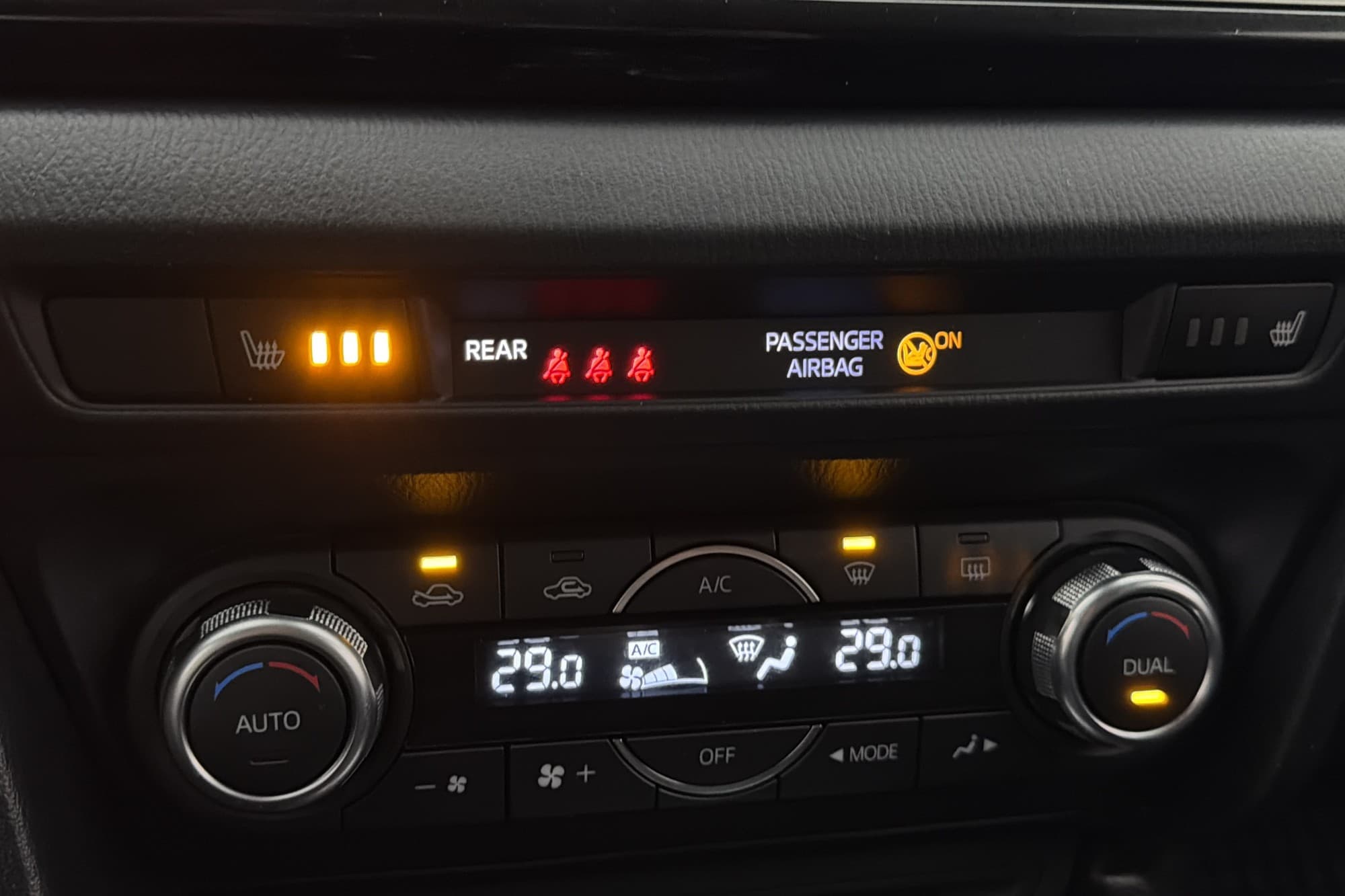 Mazda 3 Sport 2.0 SKYACTIV-G Värmare 2-Zons Sensorer Keyless