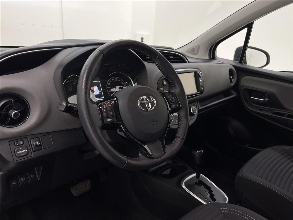 Toyota Yaris Hybrid e-CVT 101hk B-kam R-värm Lane Assist
