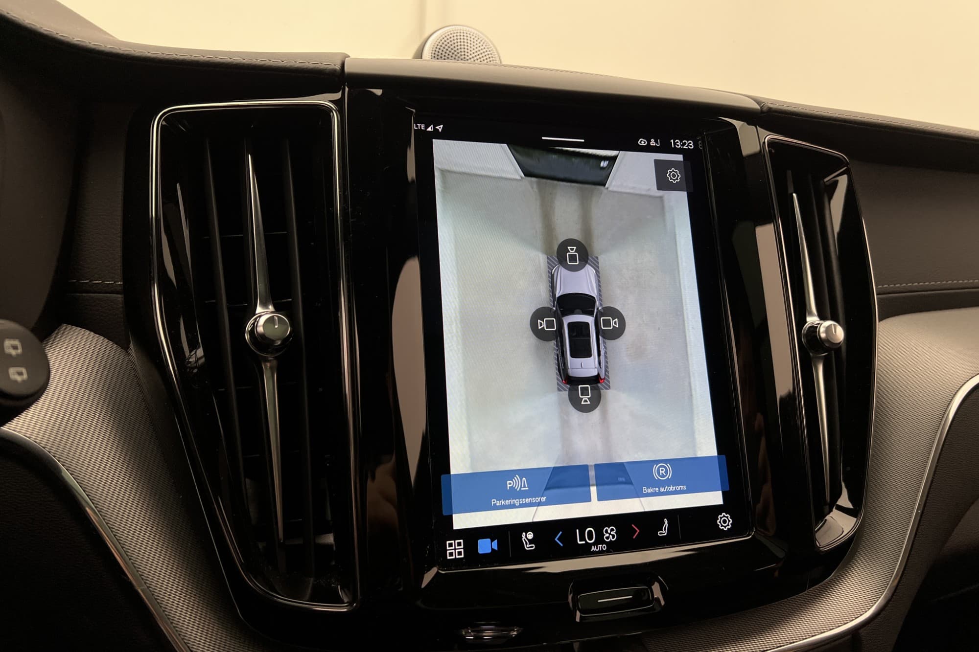 Volvo XC60 Recharge T8 AWD R-Design B&W Pano 360° HuD P-Värm