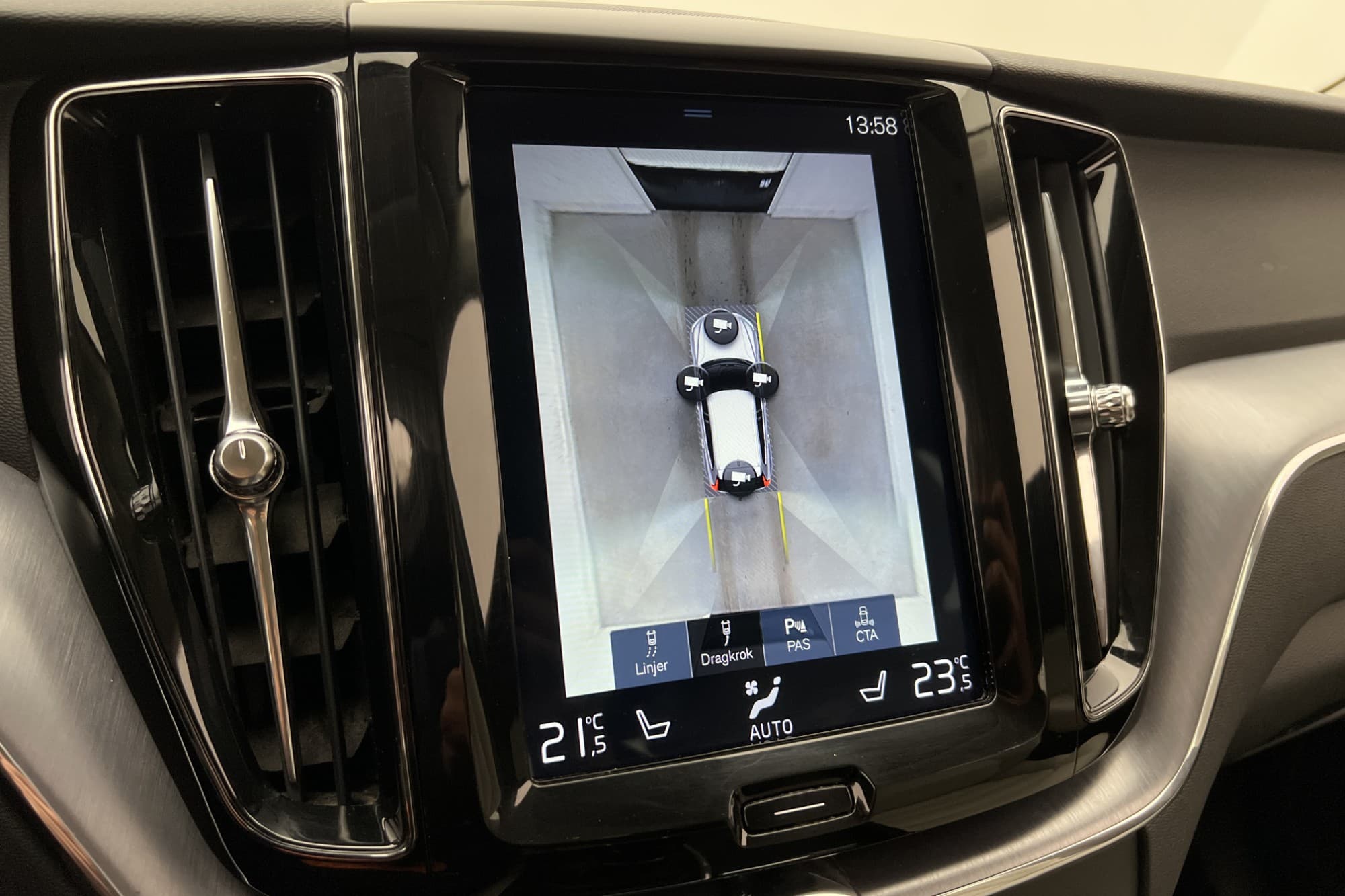 Volvo XC60 D4 190hk Momentum VOC Värmare HUD 360° Dragkrok