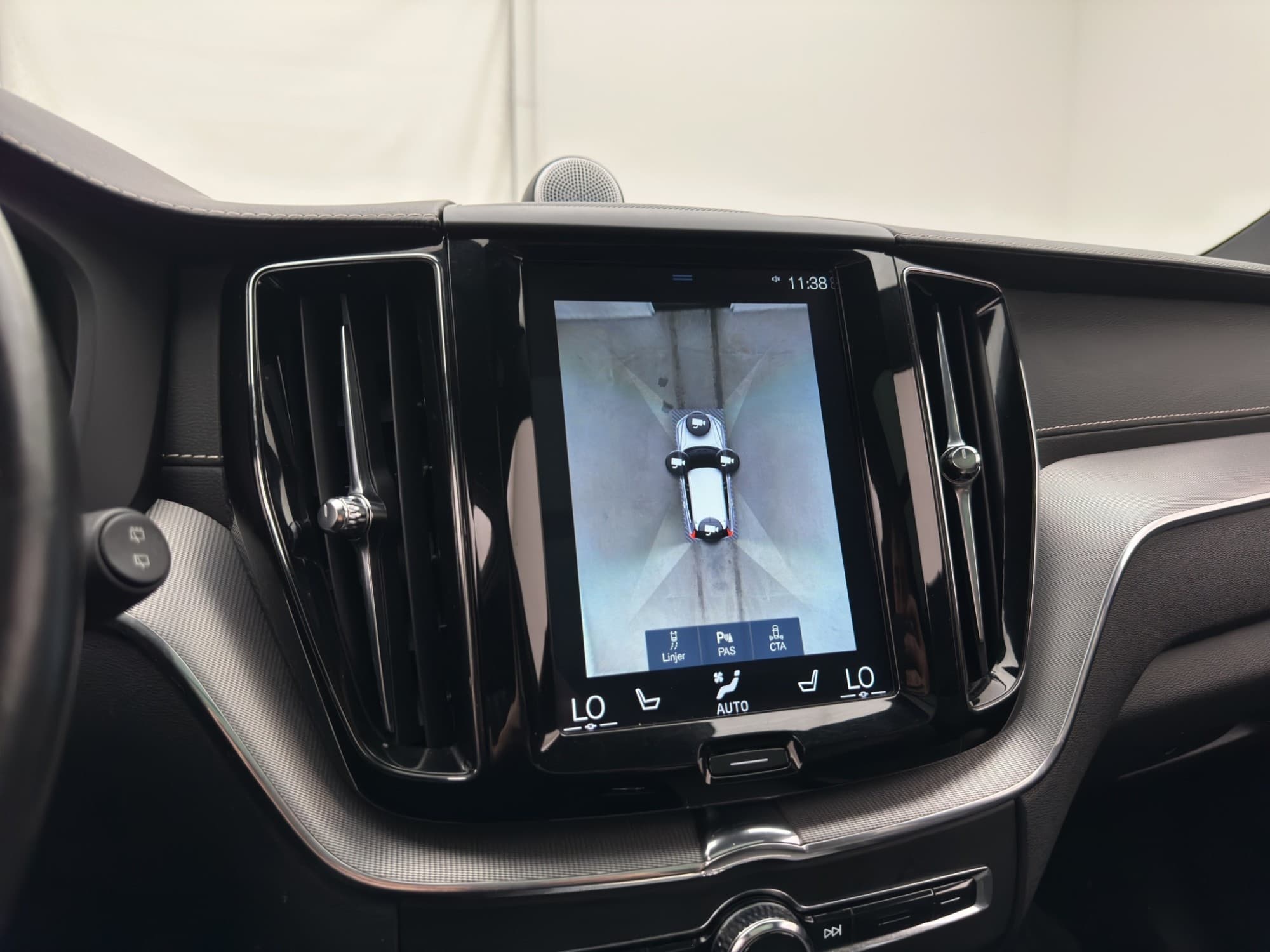 Volvo XC60 B4 AWD R-Design Pano B&W HUD VOC Luft 360° 4-Zon