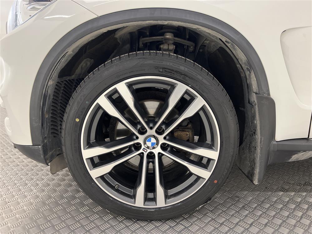 BMW X5 xDrive30d 258hk HUD H/K Navi Pano D-värminteriör