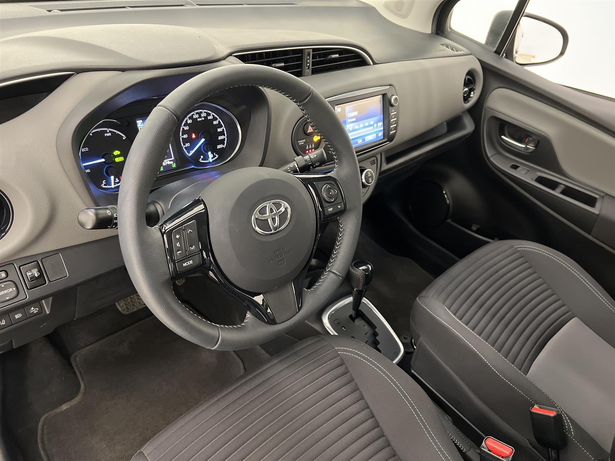 Toyota Yaris  Hybrid e-CVT 101hk 1 Brukare B-Kam 0,37L/mil
