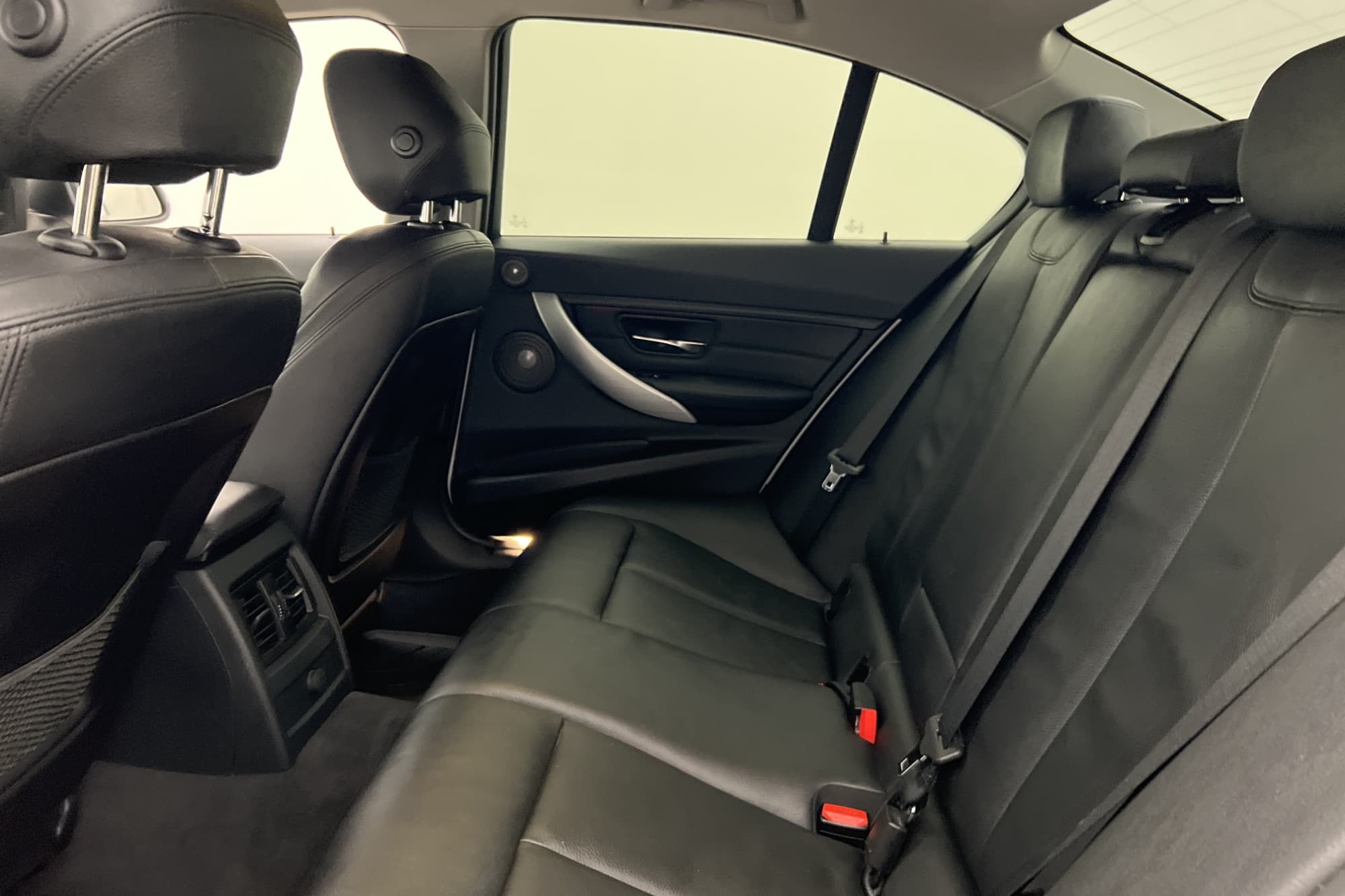 BMW 320d Sedan 184hk Sport line P Sensorer H/K Skinn