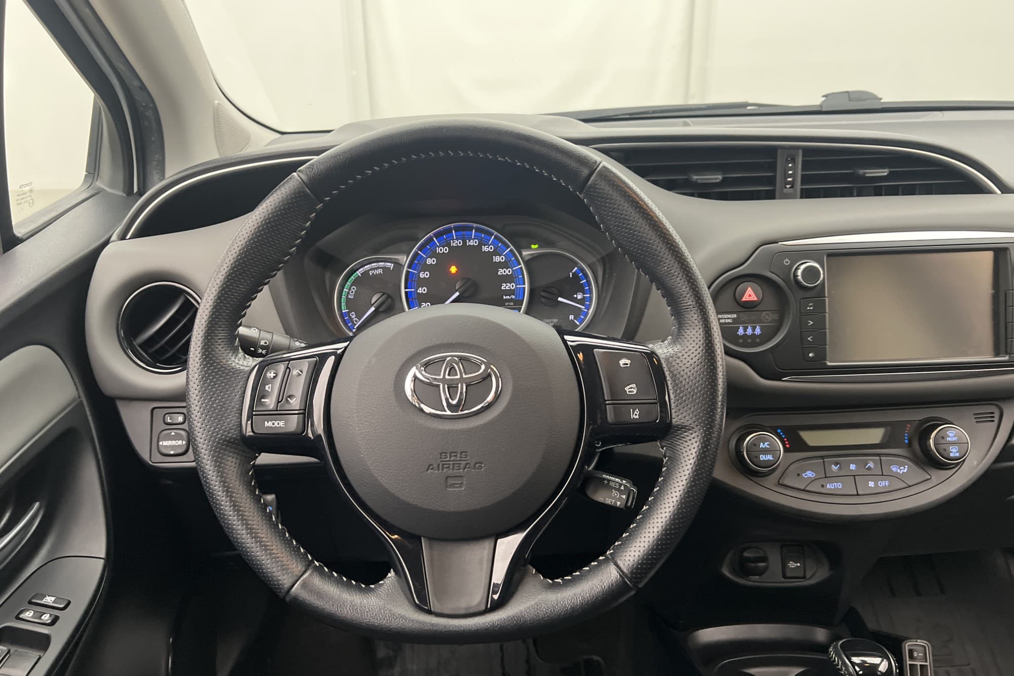 Toyota Yaris Hybrid e-CVT 101hk Active M/K-Värmare Kamera