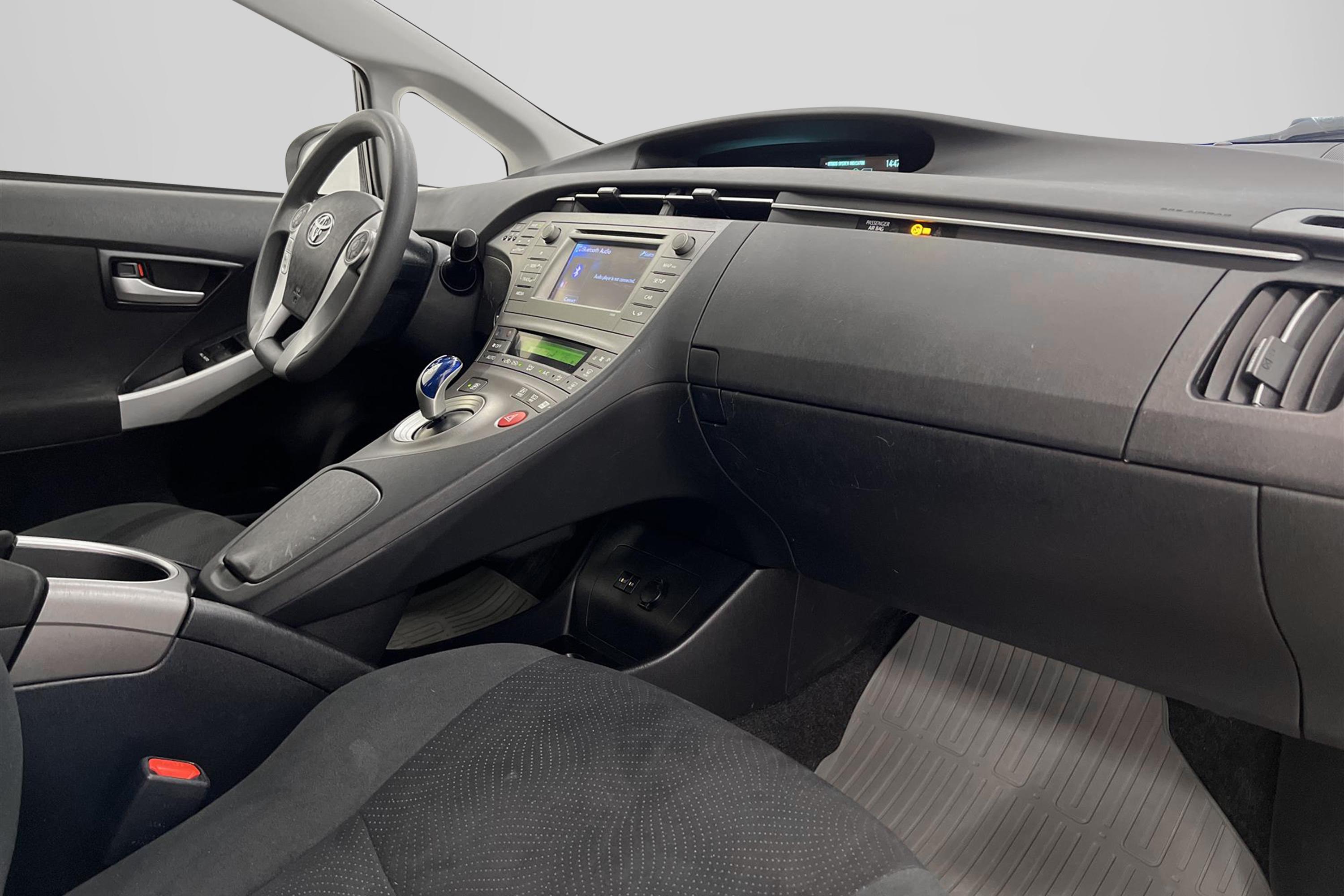 Toyota Prius Hybrid CVT 136hk B-Kamera 360kr Skatt 0,39L/mil