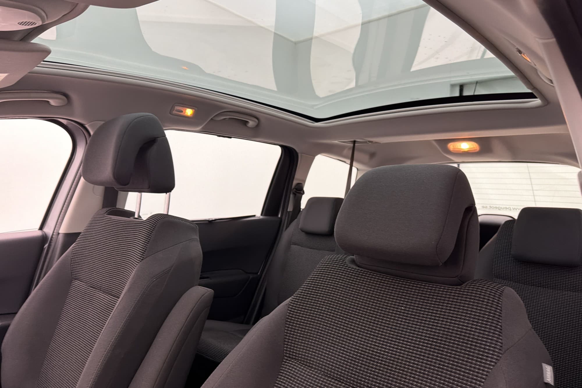 Peugeot 5008 120hk 7-Sits Pano M&K-Värmare P-Sensorer Drag