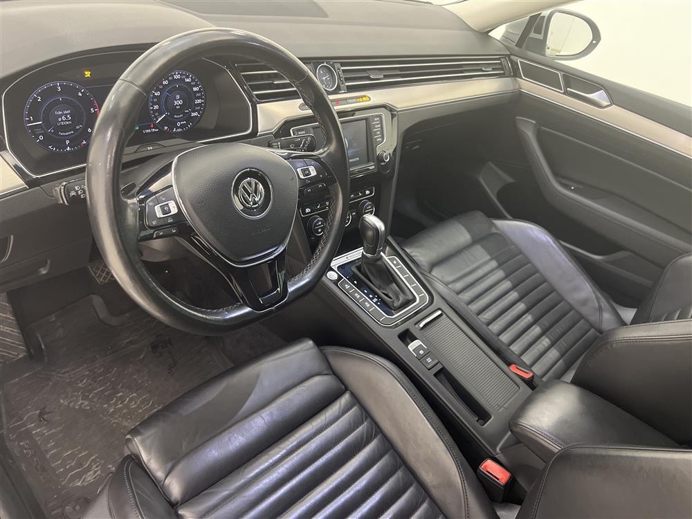 Volkswagen Passat 2.0 TDI 4M R-line Cockpit D-värm B-kamerainteriör