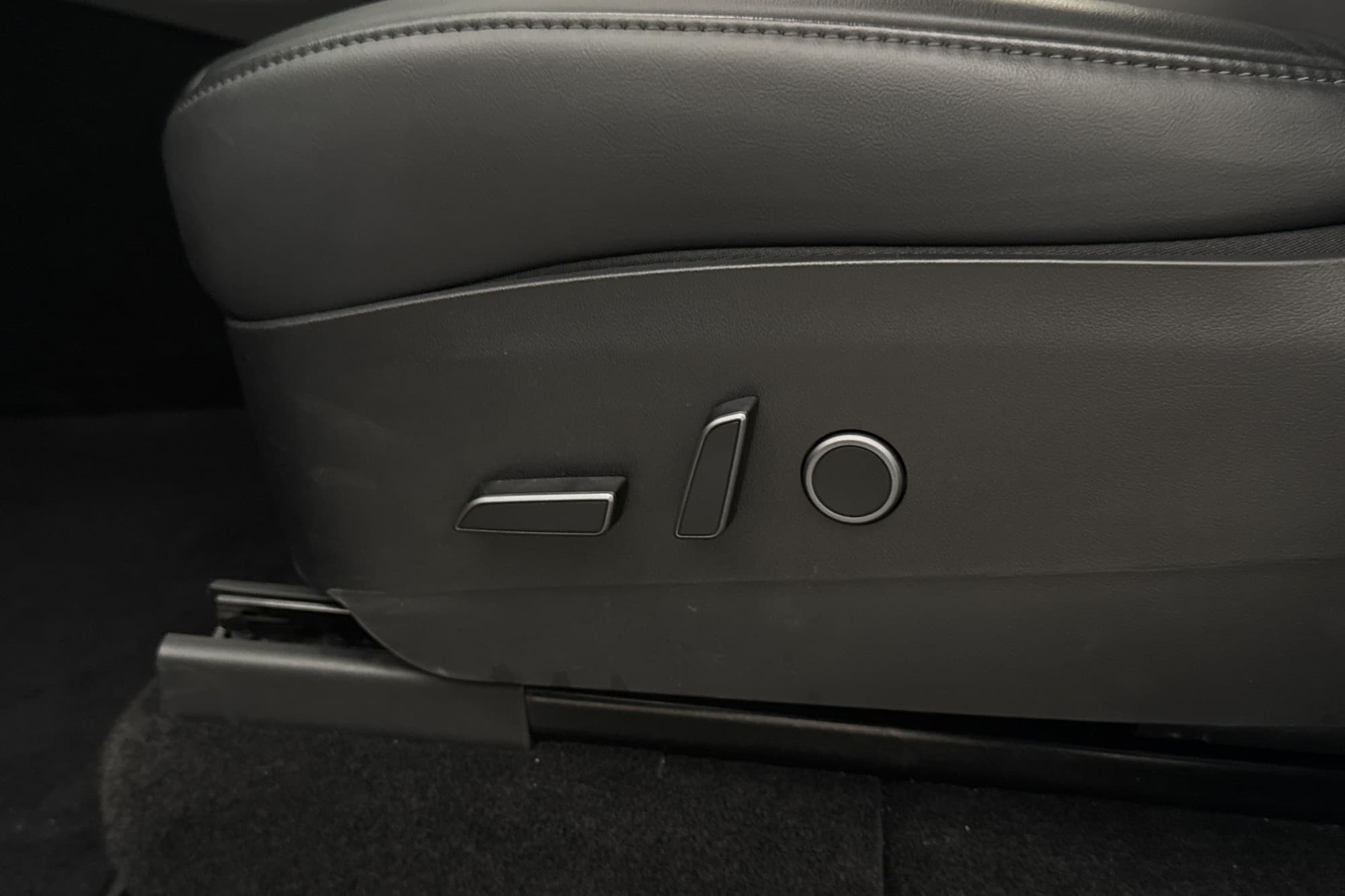 Tesla Model Y Long Range AWD Autopilot Svensksåld MOMS