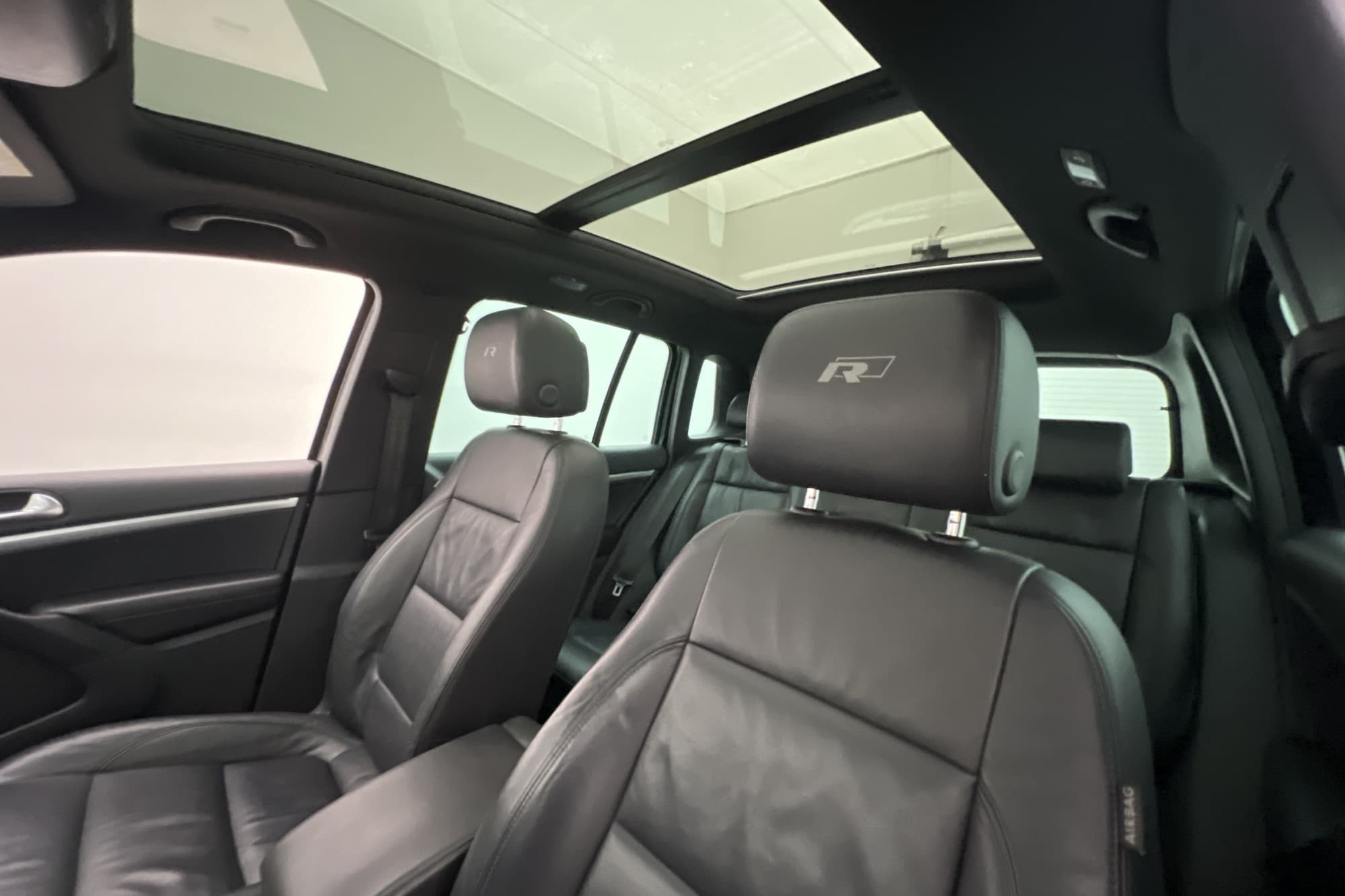 Volkswagen Tiguan TDI 184hk R-Line Pano Kamera Skinn Drag