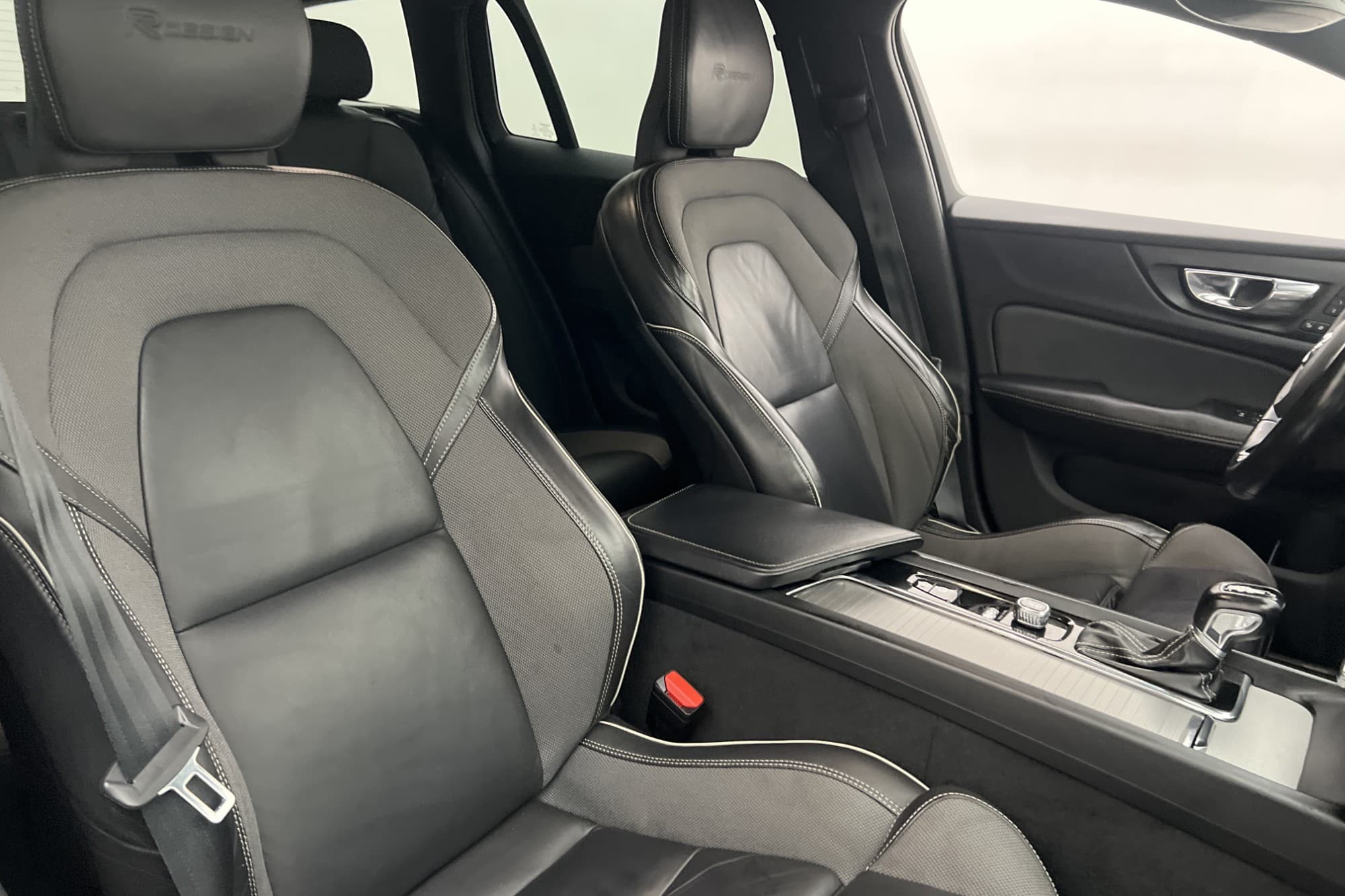 Volvo V60 T4 190hk R-Design VOC Värmare H/K Dragkrok CarPlay