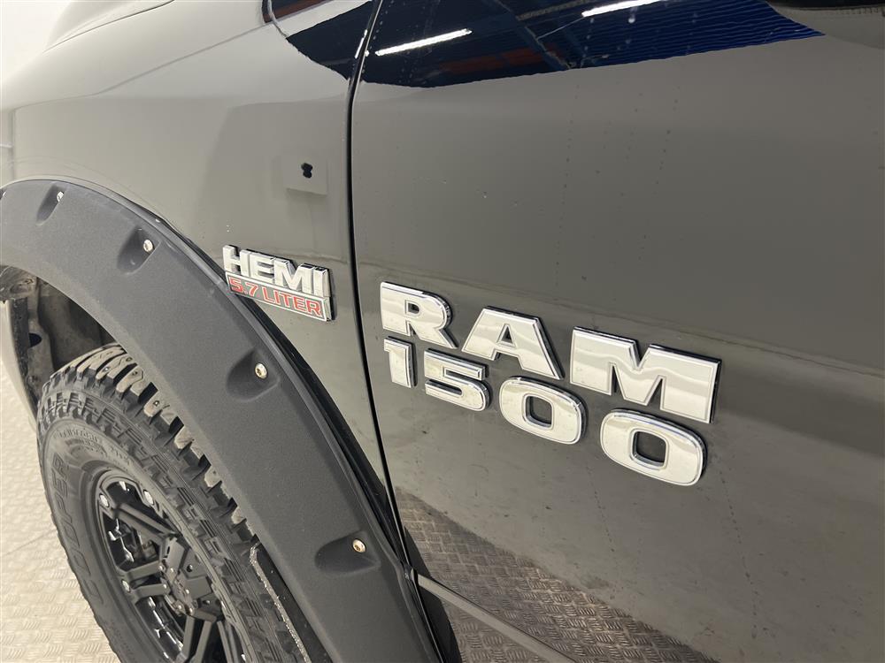 Dodge Ram Sport 5.7 Hemi 4WD 401hk Breddare Taklucka Moms interiör