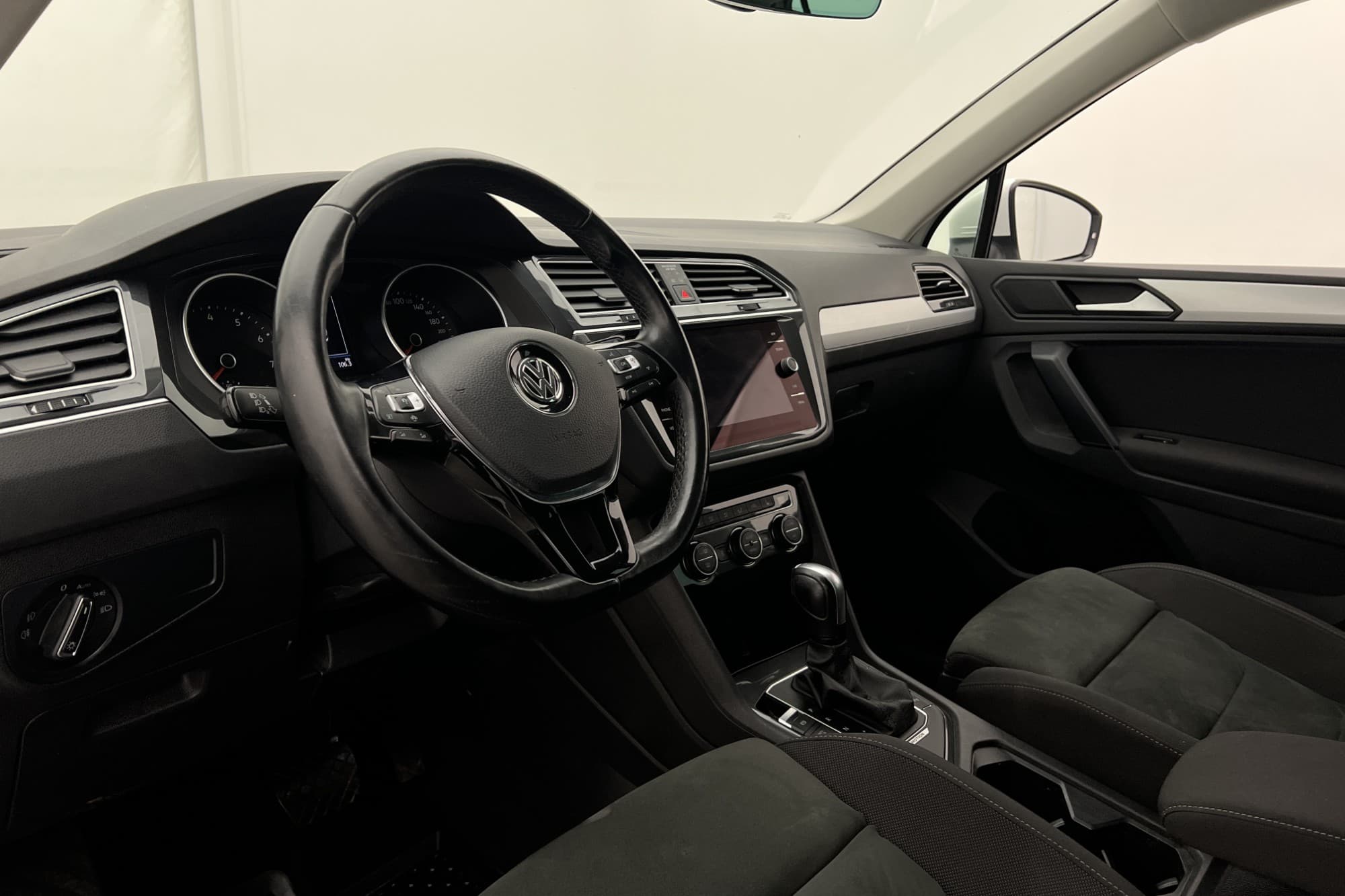 Volkswagen Tiguan TSI 4M 190hk R-Line P-Värm Kamera CarPlay