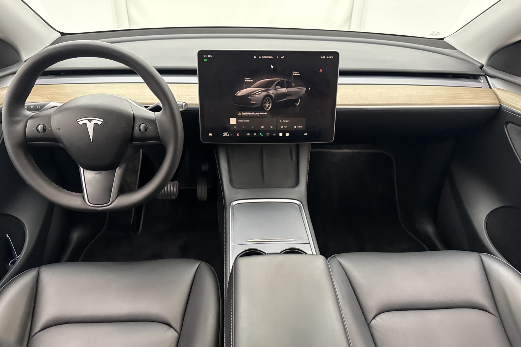 Tesla Model Y Standard Range Pano Drag Moms Kamera Autopilot