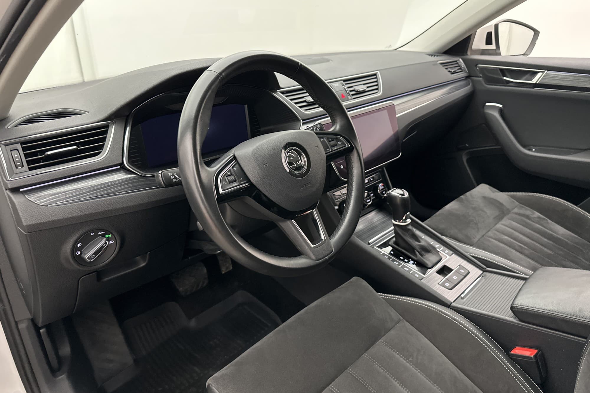 Škoda Superb iV 1.4 TSI 218hk Cockpit Värmare Drag CarPlay