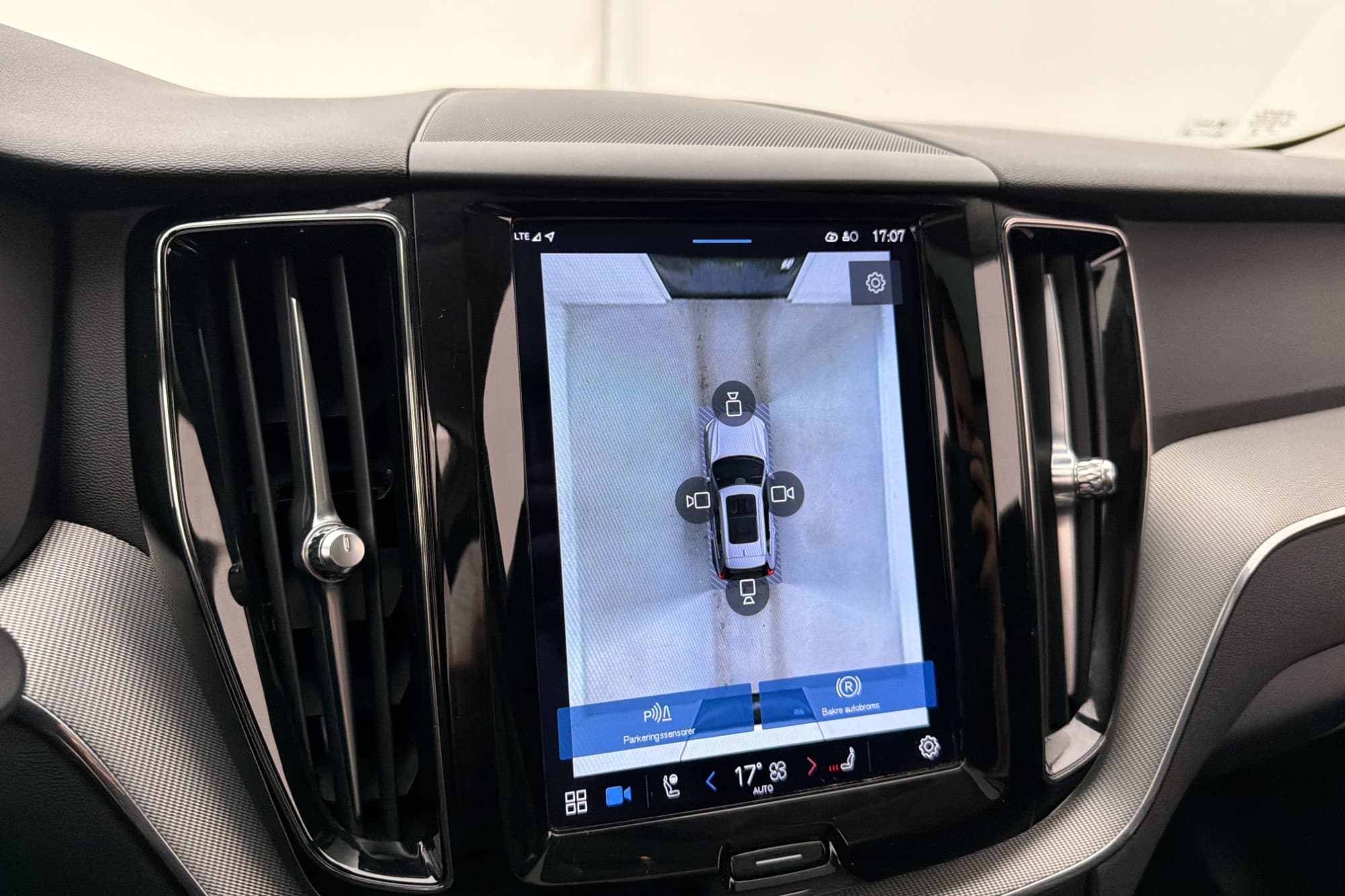 Volvo XC60 Recharge T6 AWD Core Pano Skinn Värmare Drag