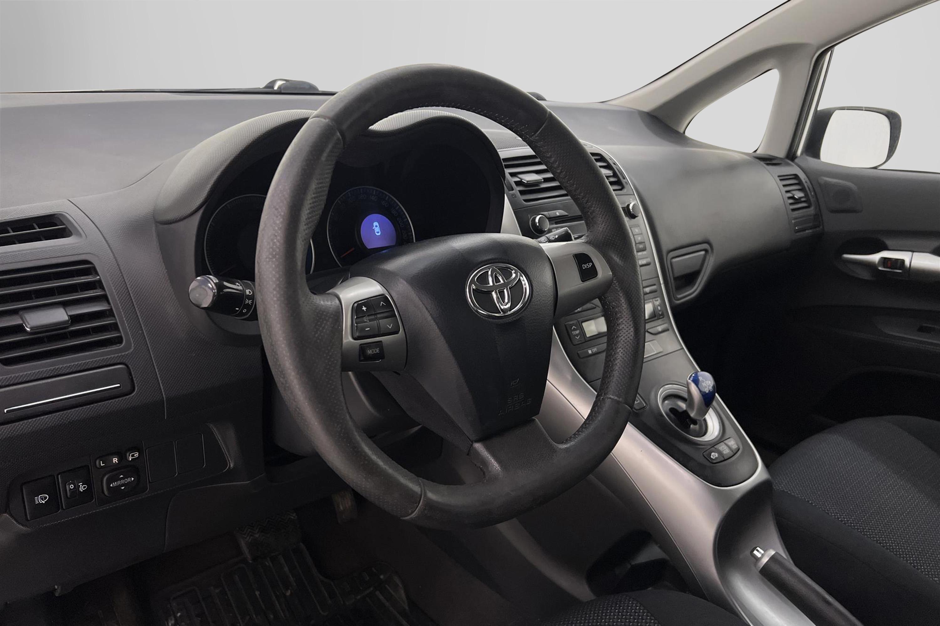 Toyota Auris Hybrid 136hk M&K-Värmare 360kr Skatt 0,38L/mil