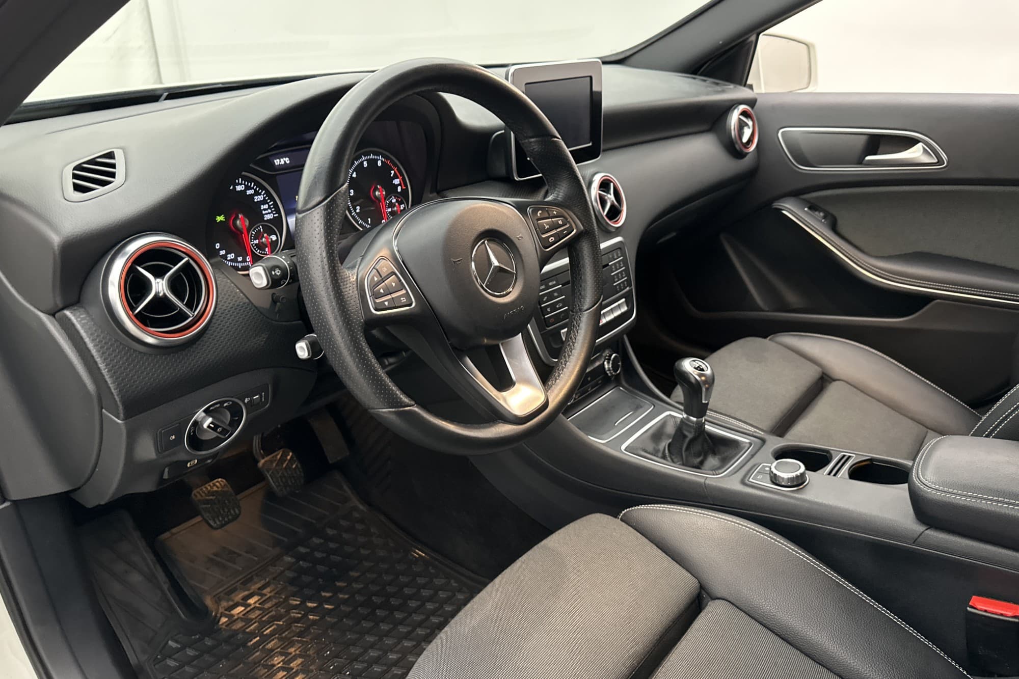Mercedes-Benz A180 AMG Backkamera CarPlay Keyless