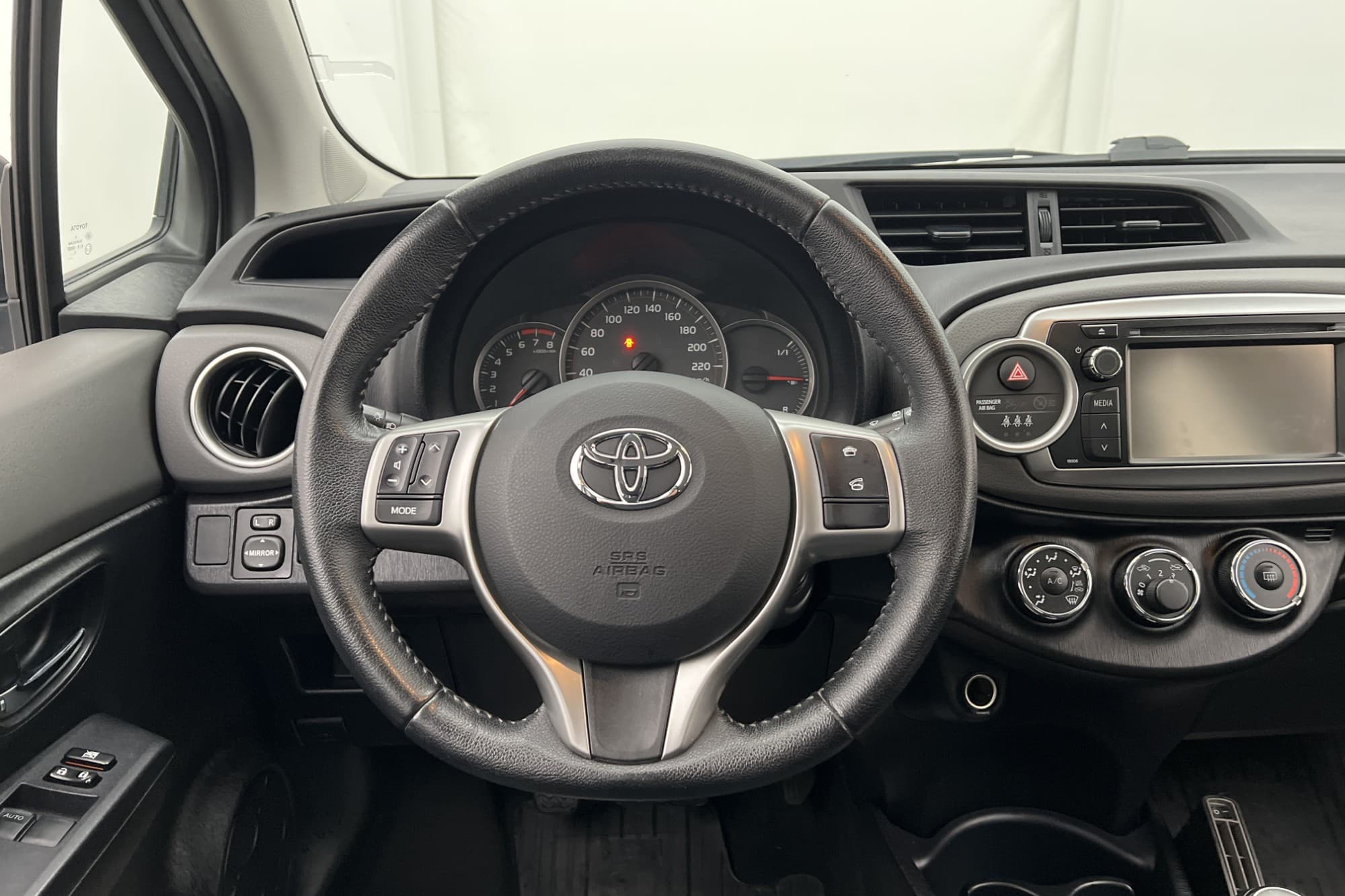 Toyota Yaris Active 99hk Active M&K-Värmare Kamera Dragkrok