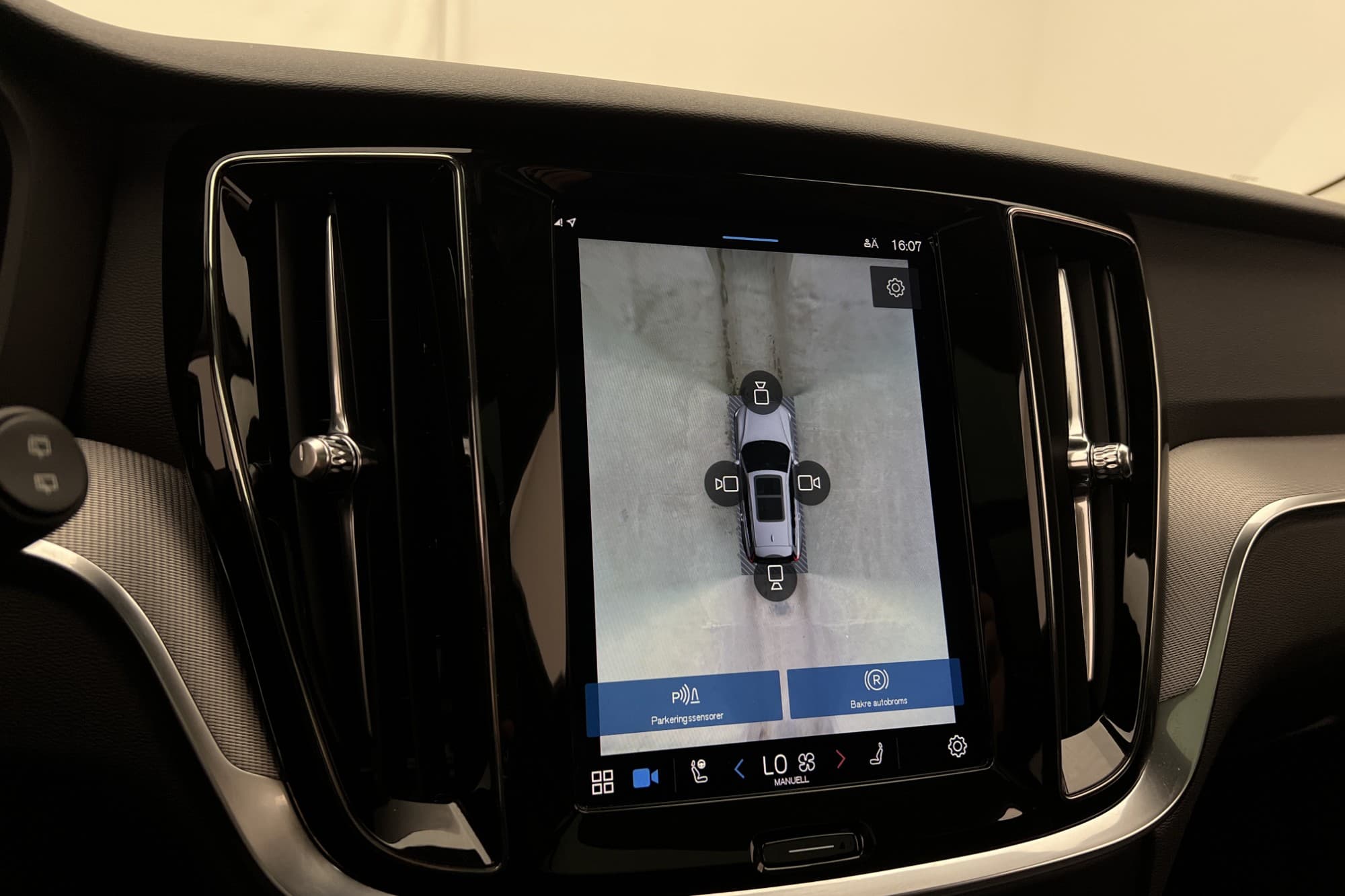 Volvo V60 Recharge T6 AWD Plus Dark Pano Läder Värm MOMS