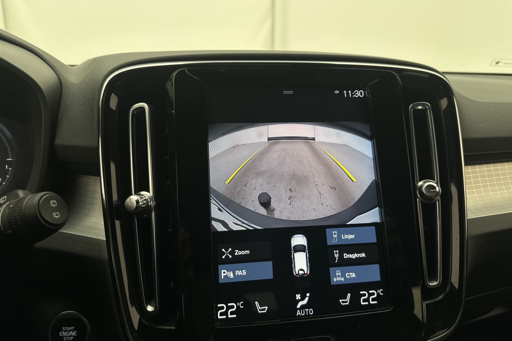 Volvo XC40 T4 TwEn 211hk Core Värmare Kamera Navi Drag MOMS